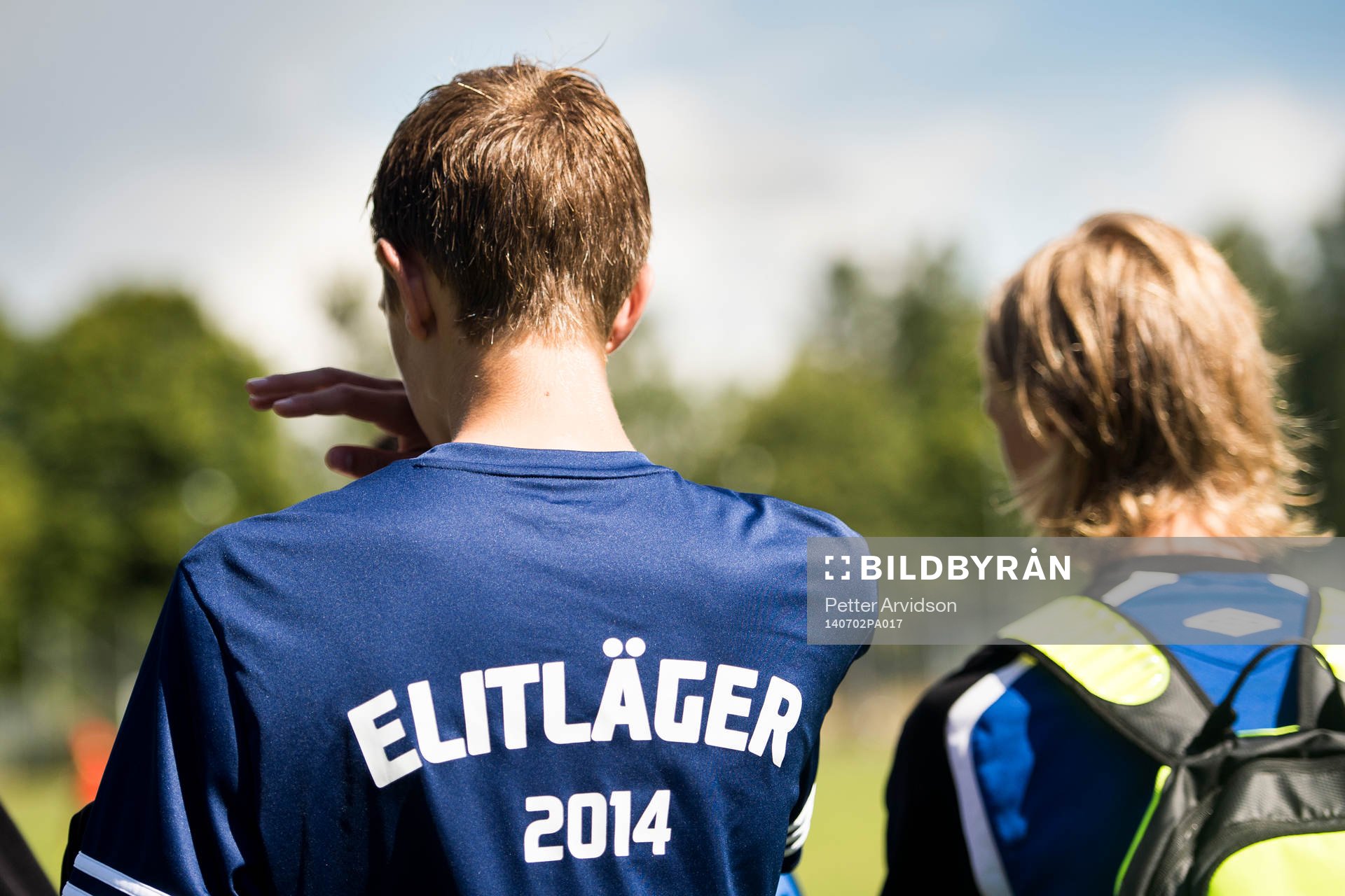 En spelare med en tröja där det står Elitläger 2014