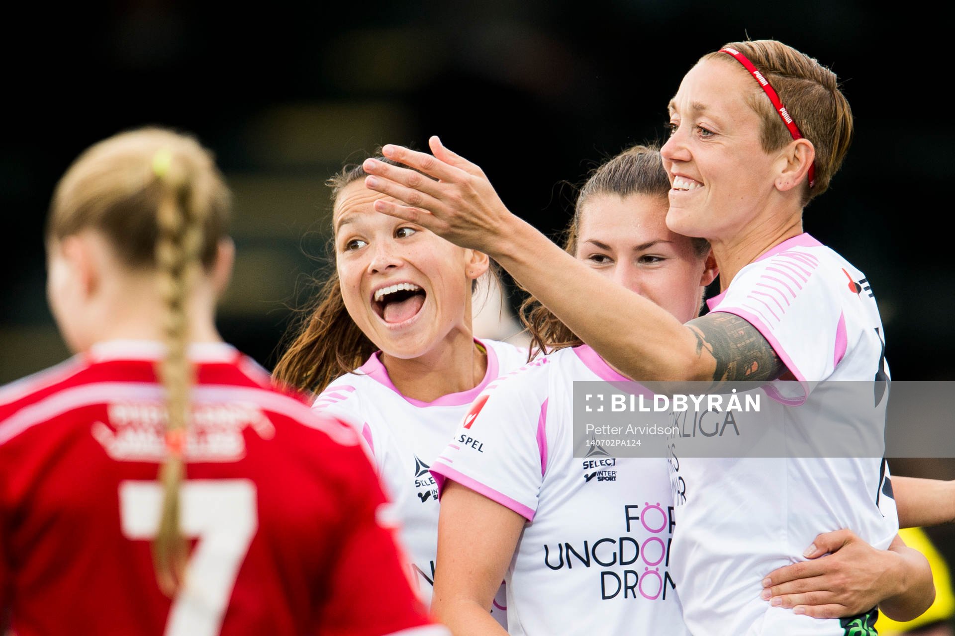 Rosengårds Alexandra Riley (tv), Ramona Bachmann (m) och
