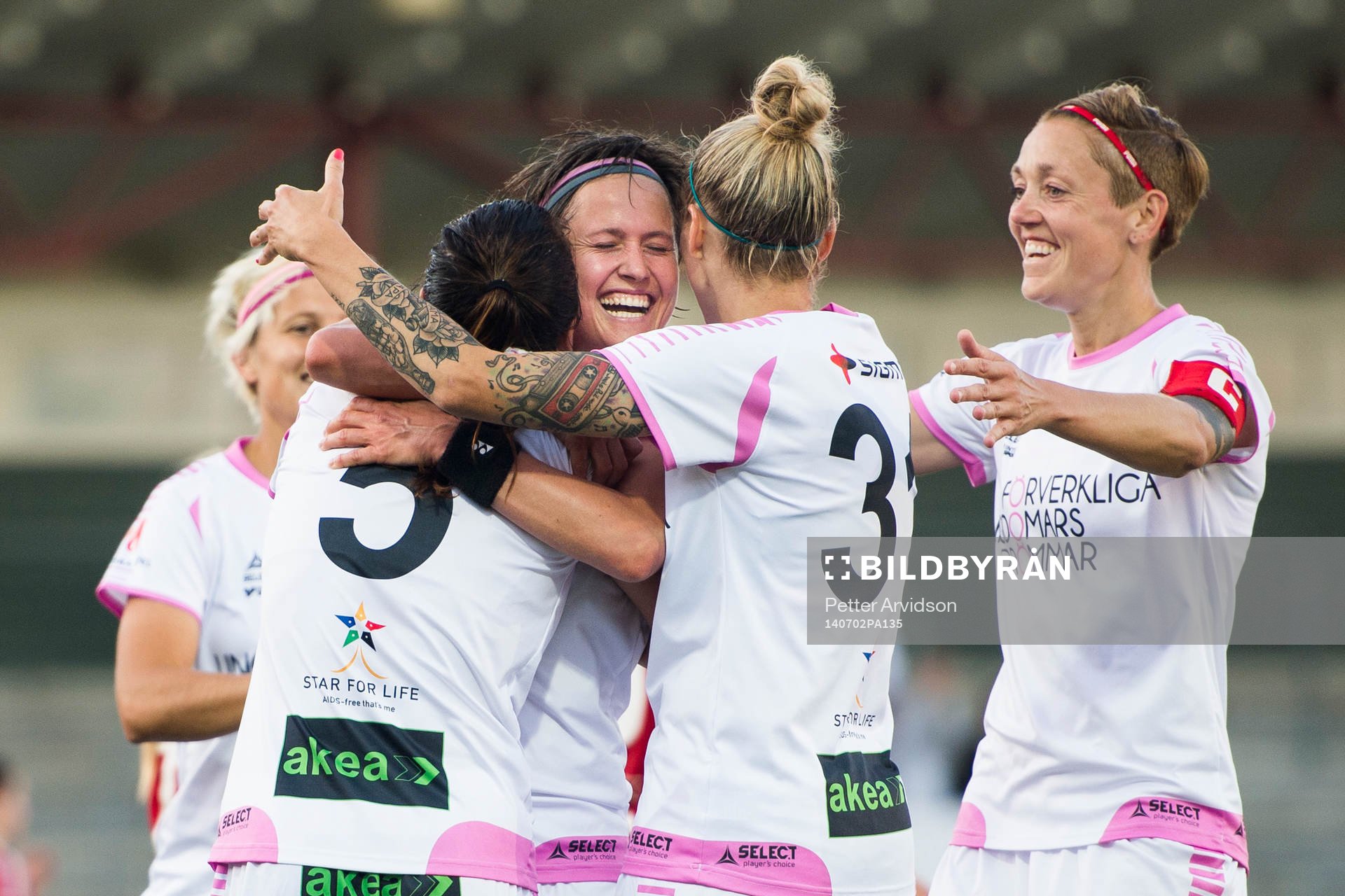 Rosengårds Katleen Radtke jublar (m) med laget efter 6-1 under fotbollsmatchen i Damallsvenskan mellan FC Rosengård och Piteå den 2 juli 2014 i Malmö.