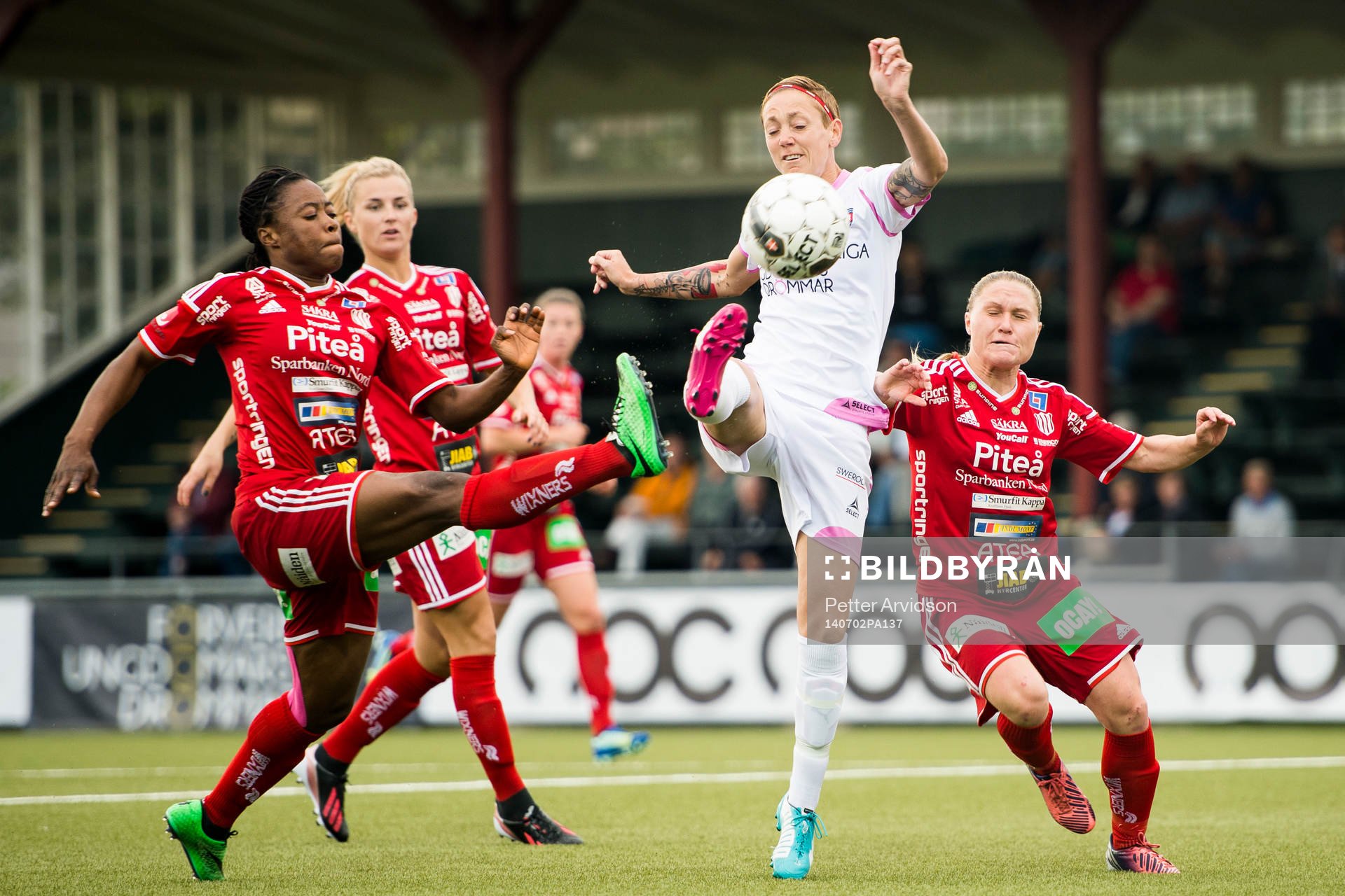 Rosengårds Therese Sjögran (m) skjuter mot mål