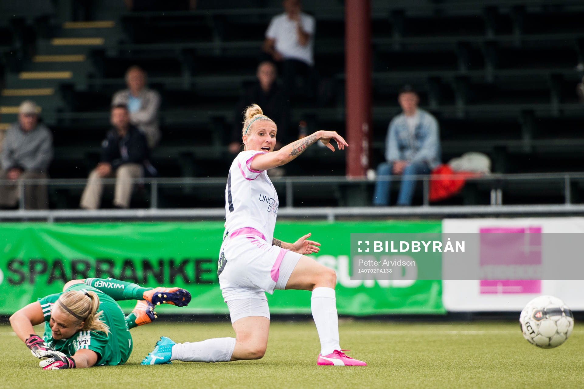 Rosengårds Anja Mittag gör 2-1 bakom Piteås målvakt Hilda Carlén under fotbollsmatchen i Damallsvenskan mellan FC Rosengård och Piteå den 2 juli 2014 i Malmö.
