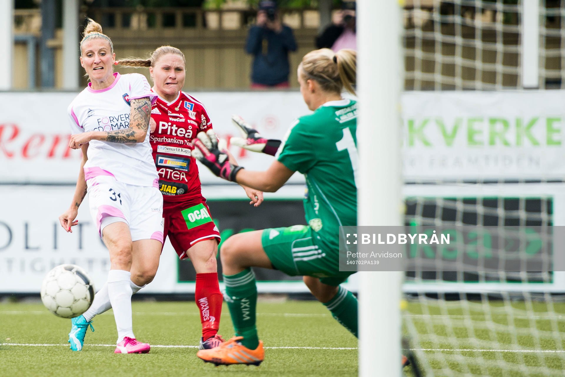 Rosengårds Anja Mittag gör mål bakom Piteås målvakt
