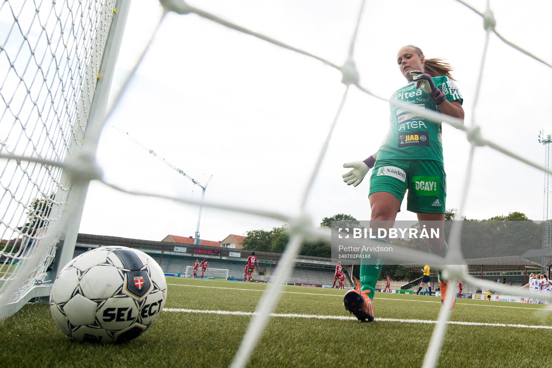 Piteås målvakt Hilda Carlén plockar ut bollen