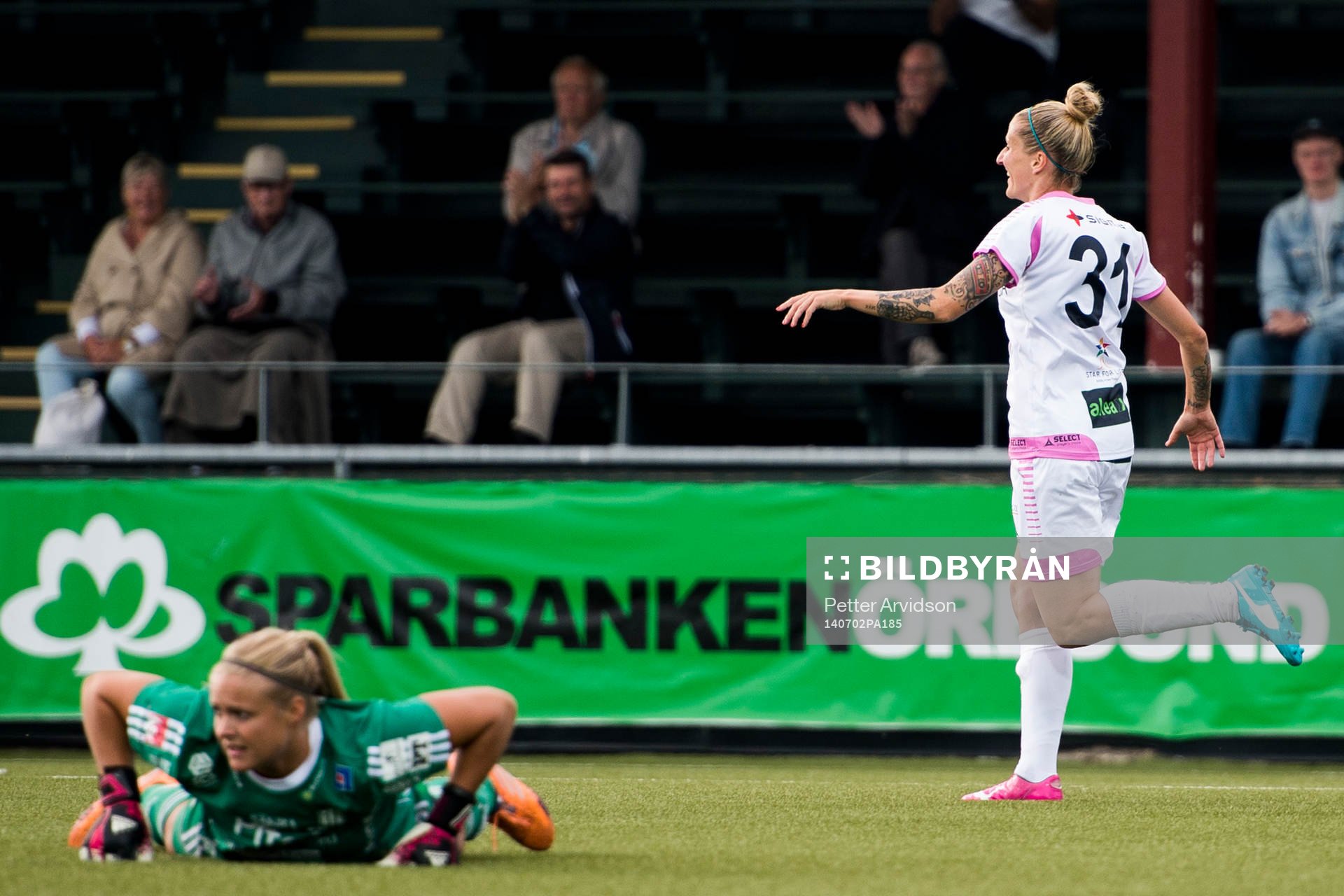 Rosengårds Anja Mittag jublar och Piteås målvakt Hilda