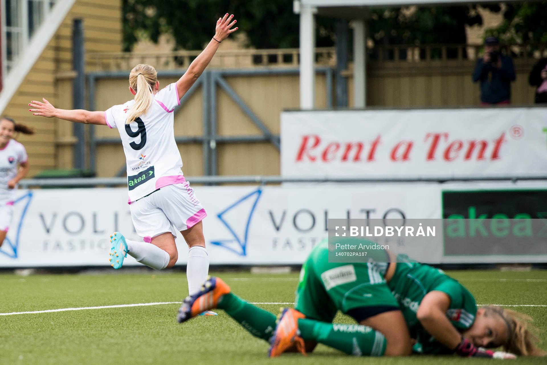 Rosengårds Elin Rubensson nickar in 4-1 bakom Piteås