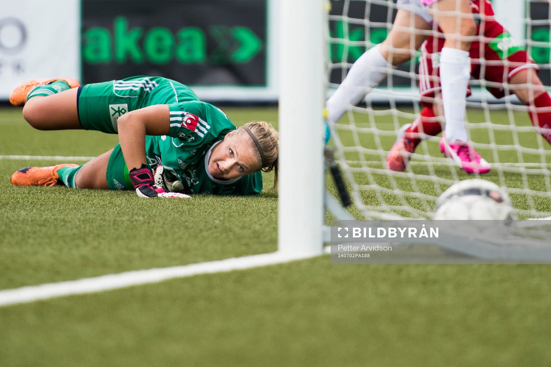 Piteås målvakt Hilda Carlén ser en boll gå i mål