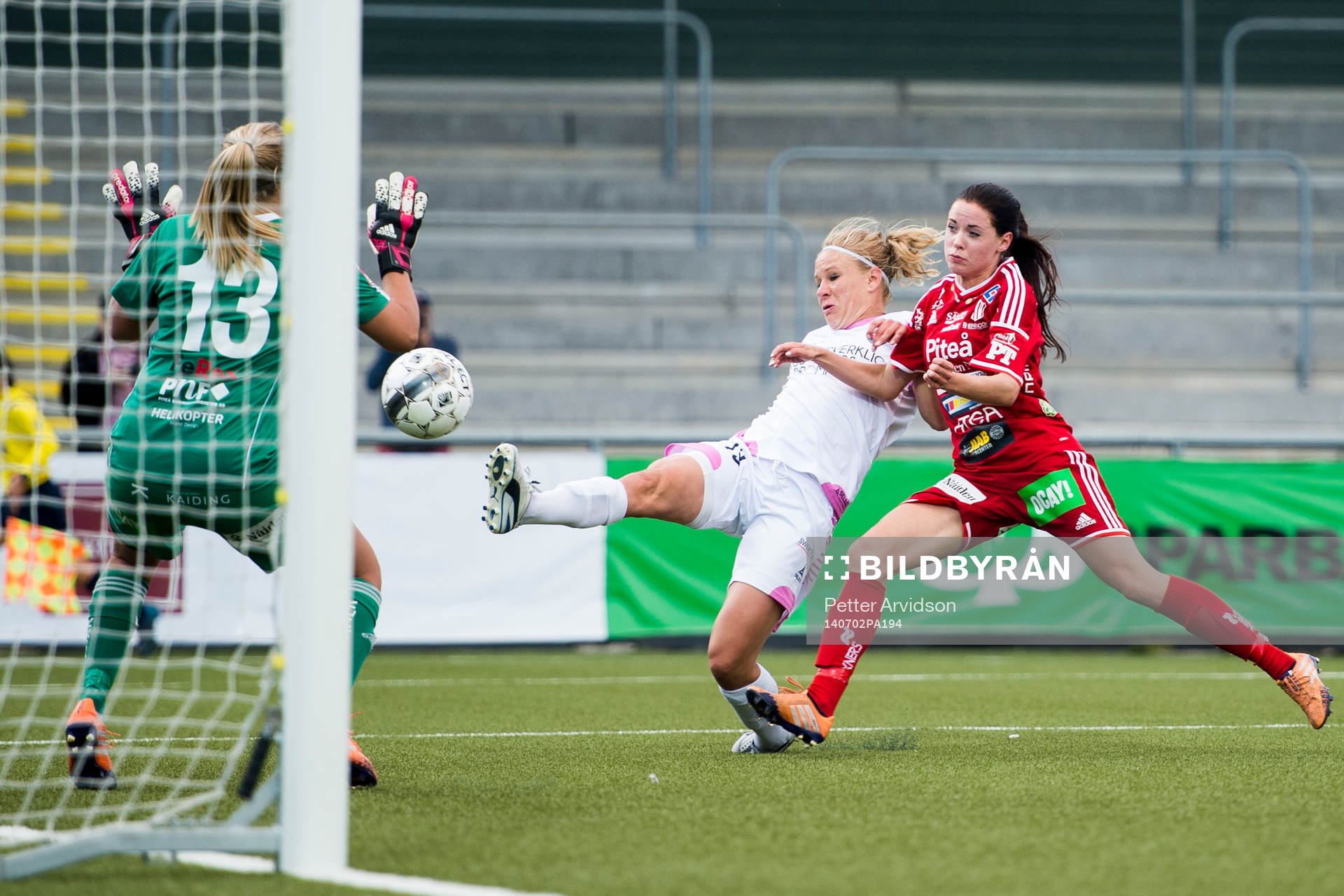 Rosengårds Katrin Schmidt utmanar Piteås Elin Johansson