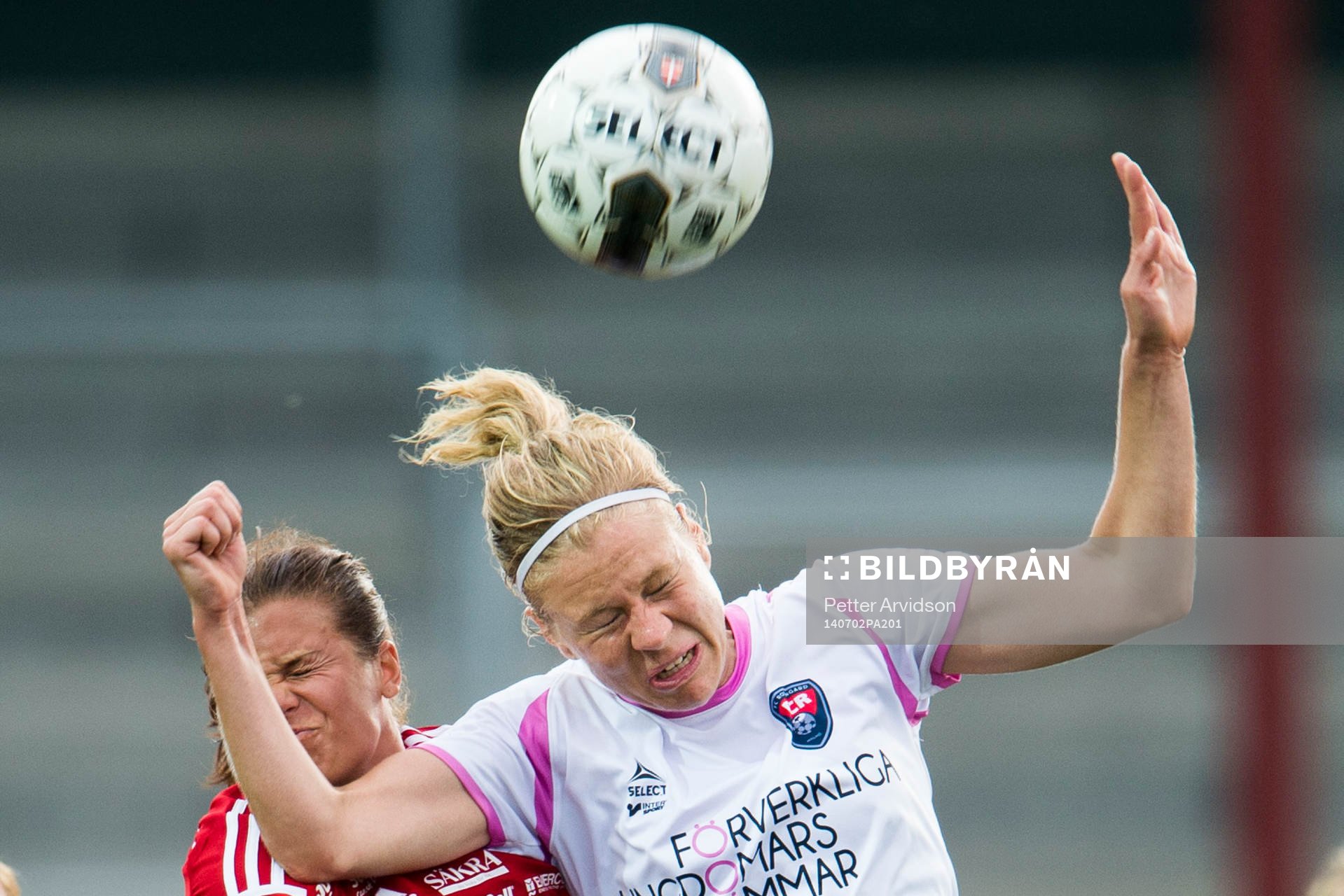 Rosengårds Katrin Schmidt nickar undan bollen framför Piteås Hanna Pettersson under fotbollsmatchen i Damallsvenskan mellan FC Rosengård och Piteå den 2 juli 2014 i Malmö.