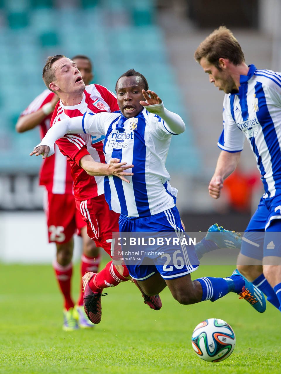 IFK Göteborgs May Mahlangu faller