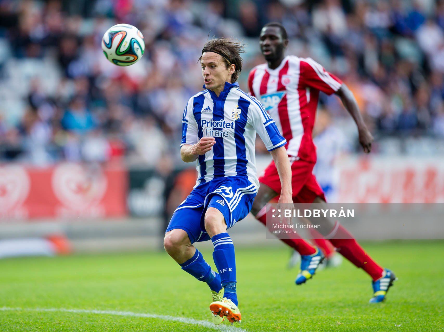 IFK Göteborgs Lasse Vibe försöker hinna ifatt bollen