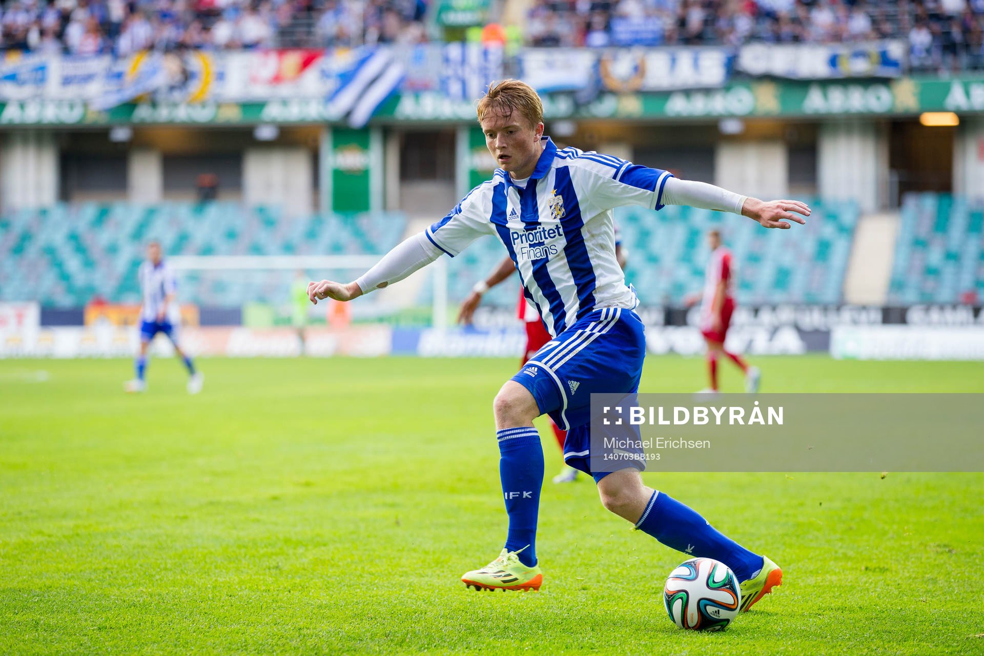 IFK Göteborgs Sam Larsson fintar inlägg med högerklacken under fotbollsmatchen i kvalet till Europa League mellan IFK Göteborg - FC Fola Esch den 3 Juli 2014 i Göteborg.