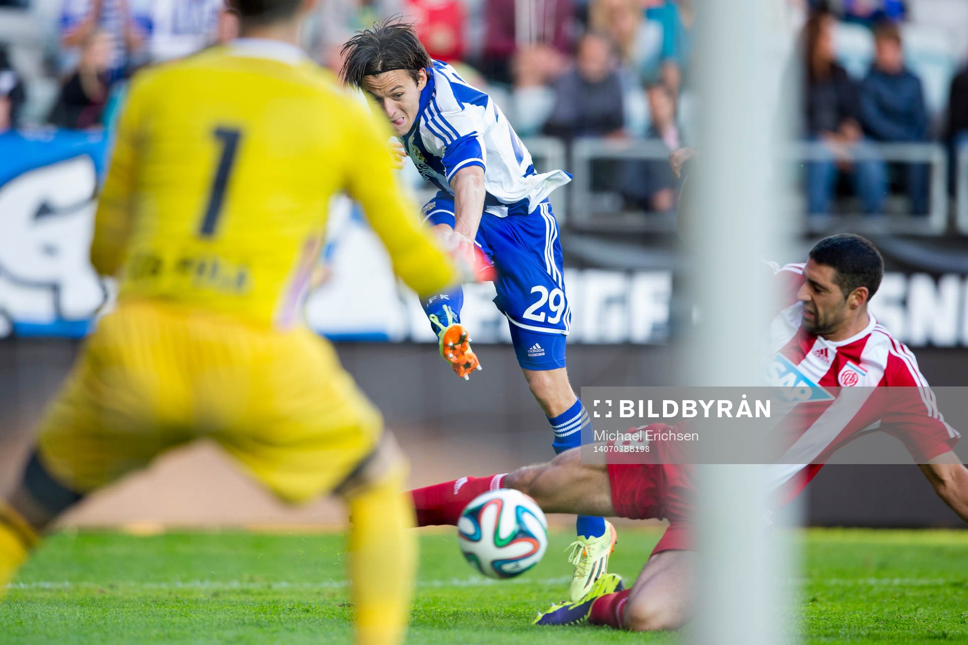 IFK Göteborgs Lasse Vibe skjuter ett skott