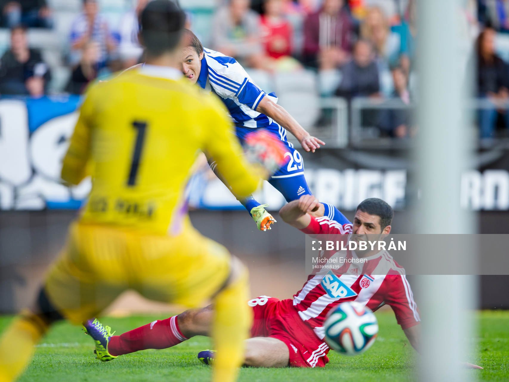 IFK Göteborgs Lasse Vibe skjuter ett skott