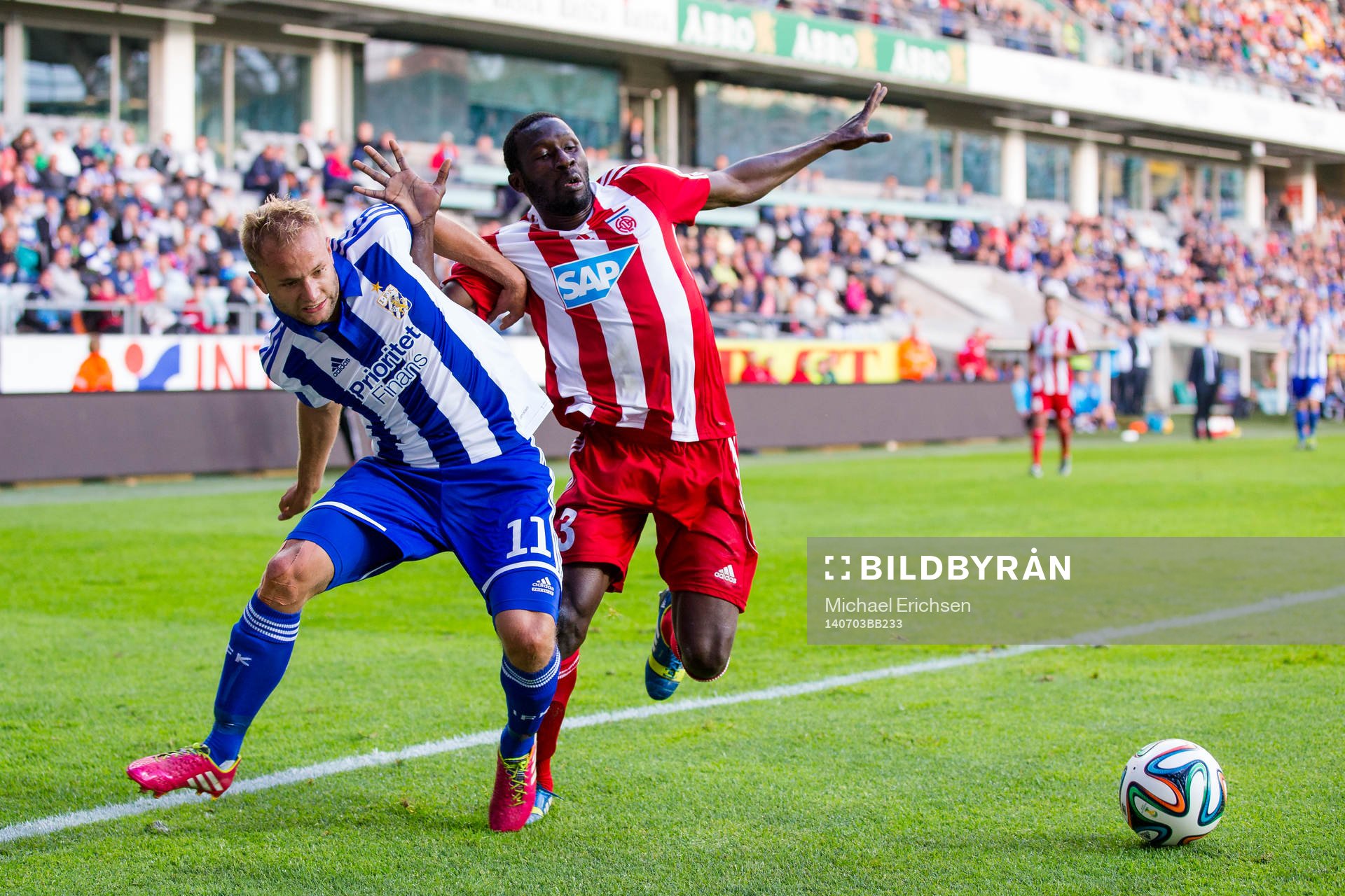IFK Göteborgs Robin Söder i kamp med CS Fola Eschs Losseni Keita under fotbollsmatchen i kvalet till Europa League mellan IFK Göteborg - FC Fola Esch den 3 Juli 2014 i Göteborg.