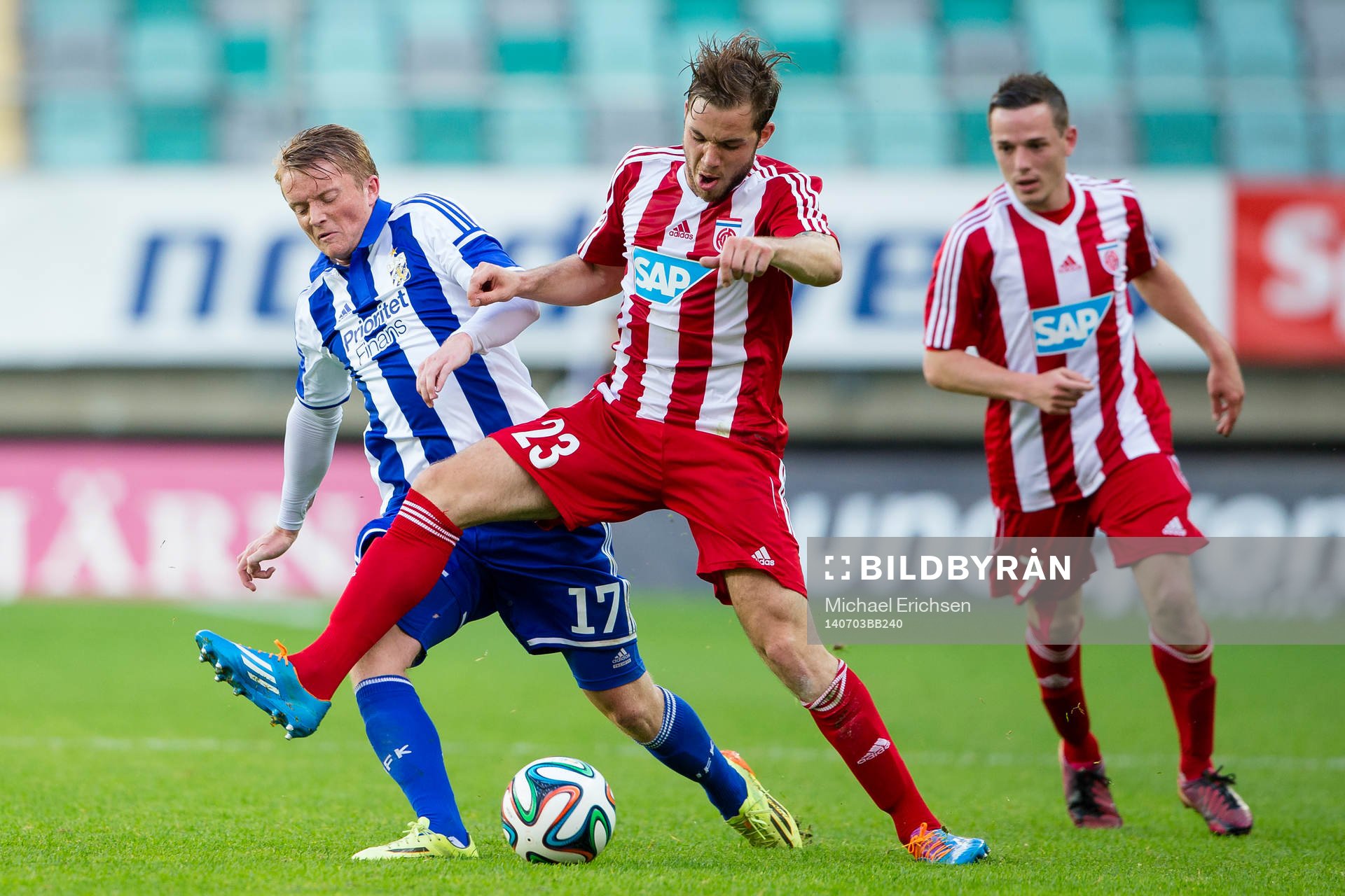 IFK Göteborgs Sam Larsson i kamp med CS Fola Eschs Tom Laterza under fotbollsmatchen i kvalet till Europa League mellan IFK Göteborg - FC Fola Esch den 3 Juli 2014 i Göteborg.