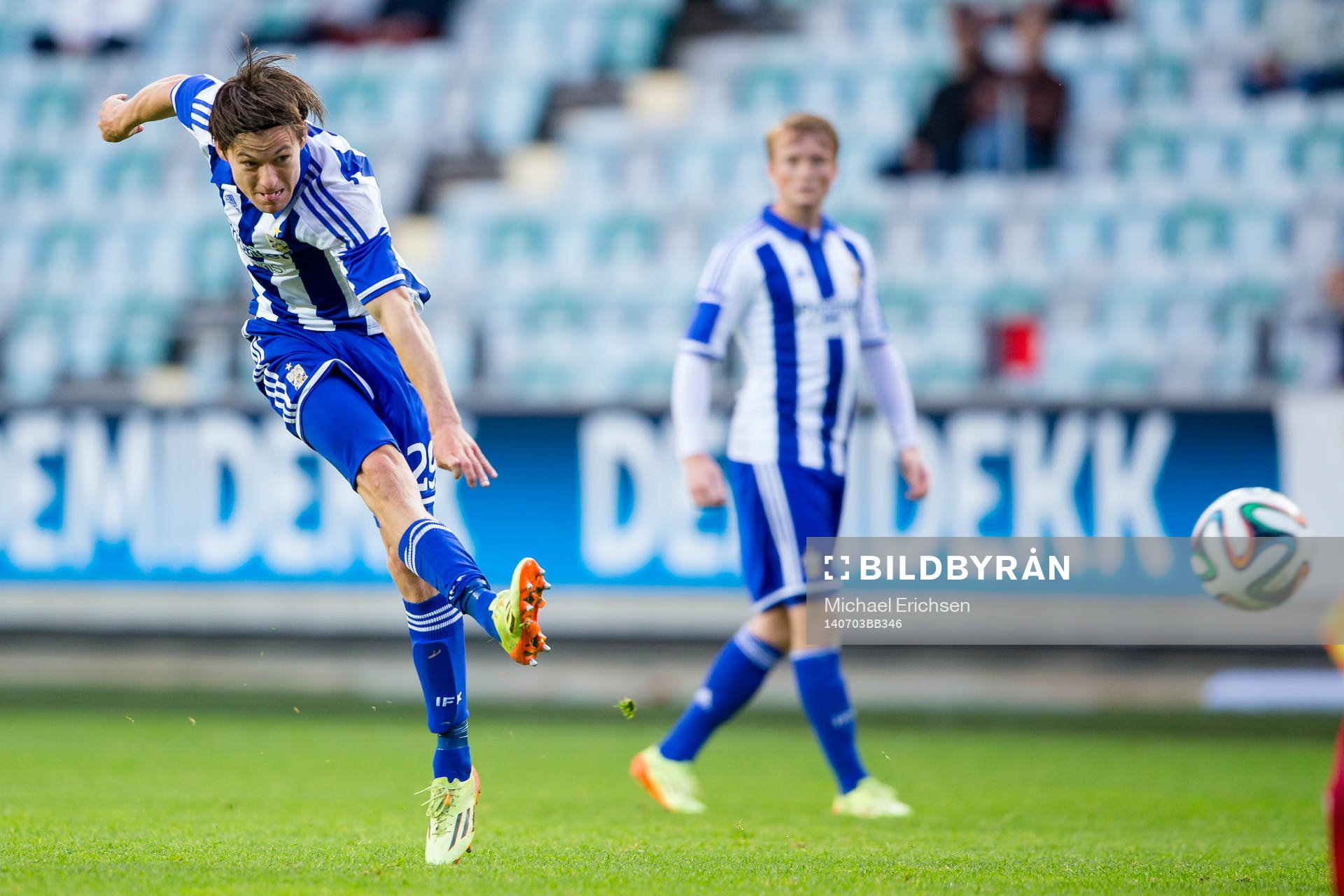 IFK Göteborgs Lasse Vibe skjuter ett skott