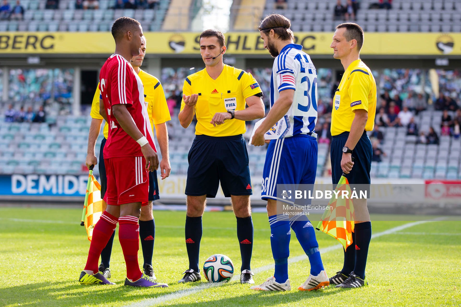 Domare Nikola Dabanovic singlar slant innan fotbollsmatchen