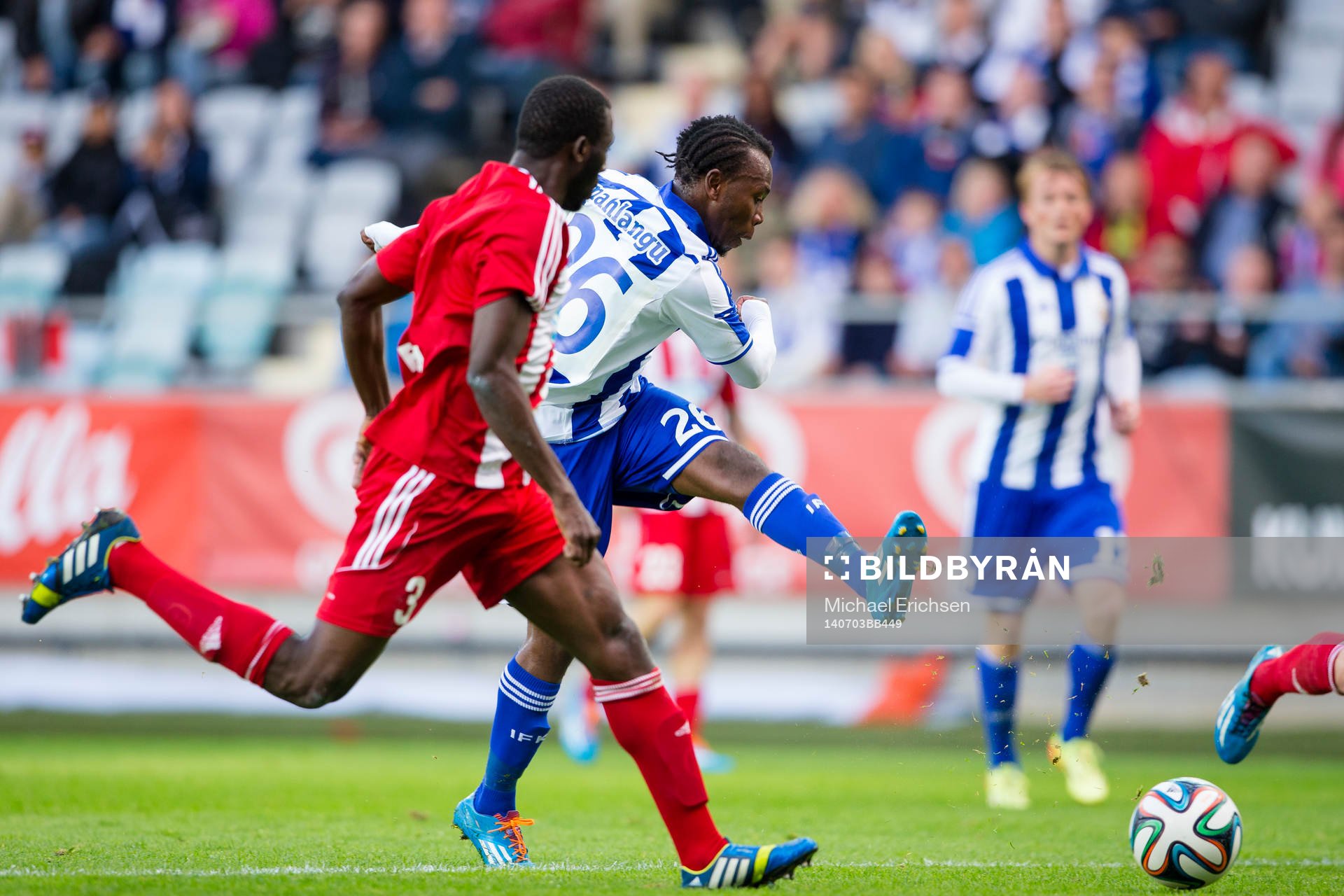 IFK Göteborgs May Mahlangu prövar ett skott
