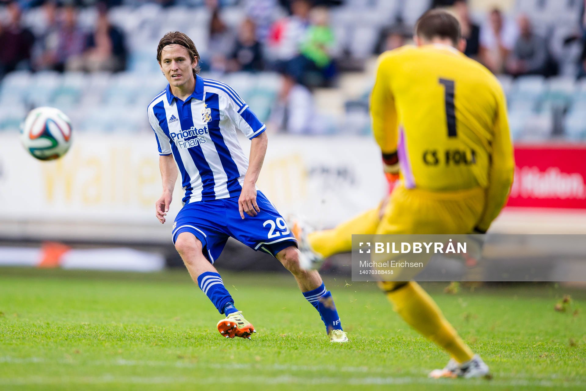 CS Fola Eschs målvakt Thomas Hymunder hinner före IFK