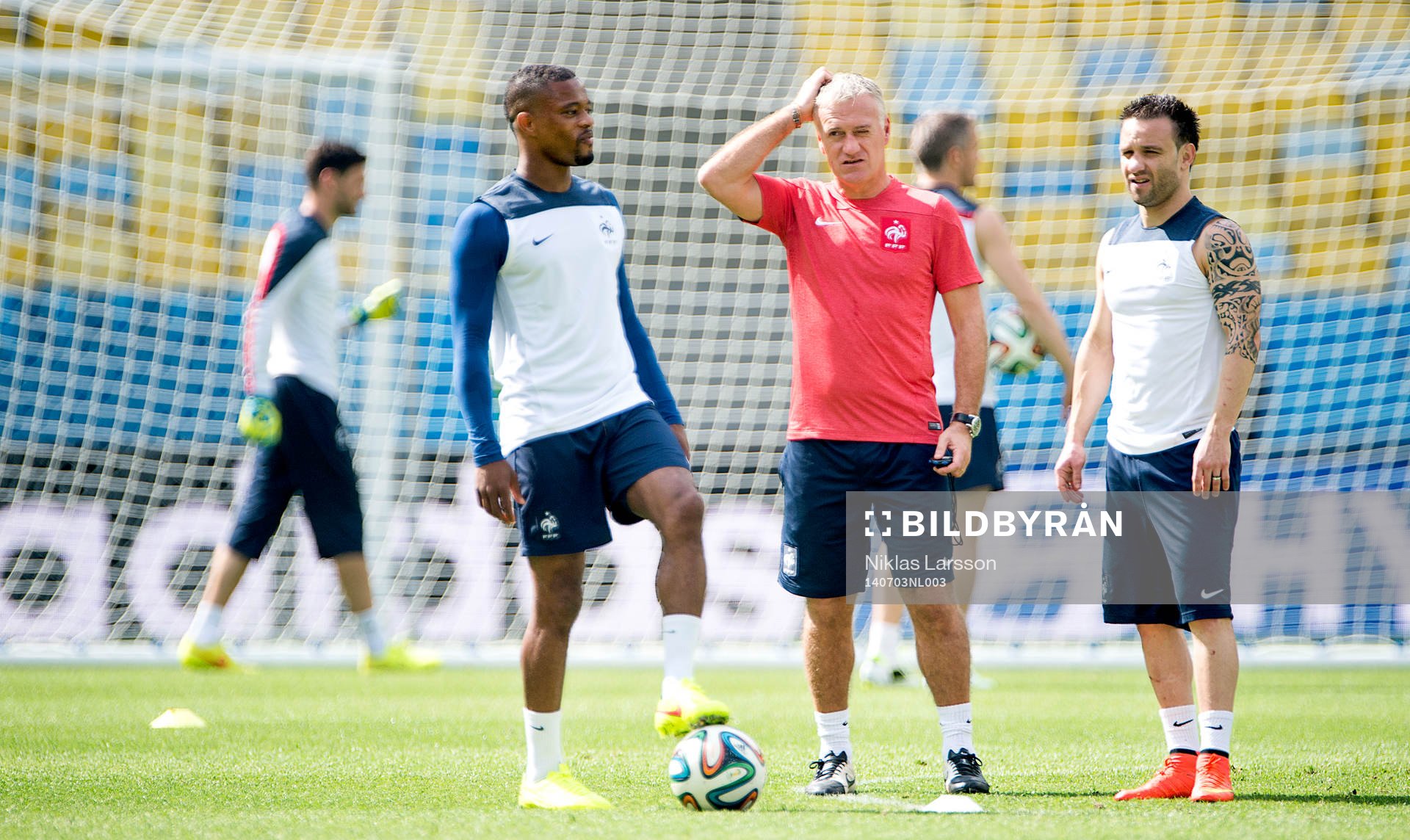 Frankrikes förbundskapten Didier Deschamps och Patrice Evra 0ch Mathieu Valbuena under Frankrikes träning under fotbolls-VM den 3 juli 2014 i Rio de Janeiro.