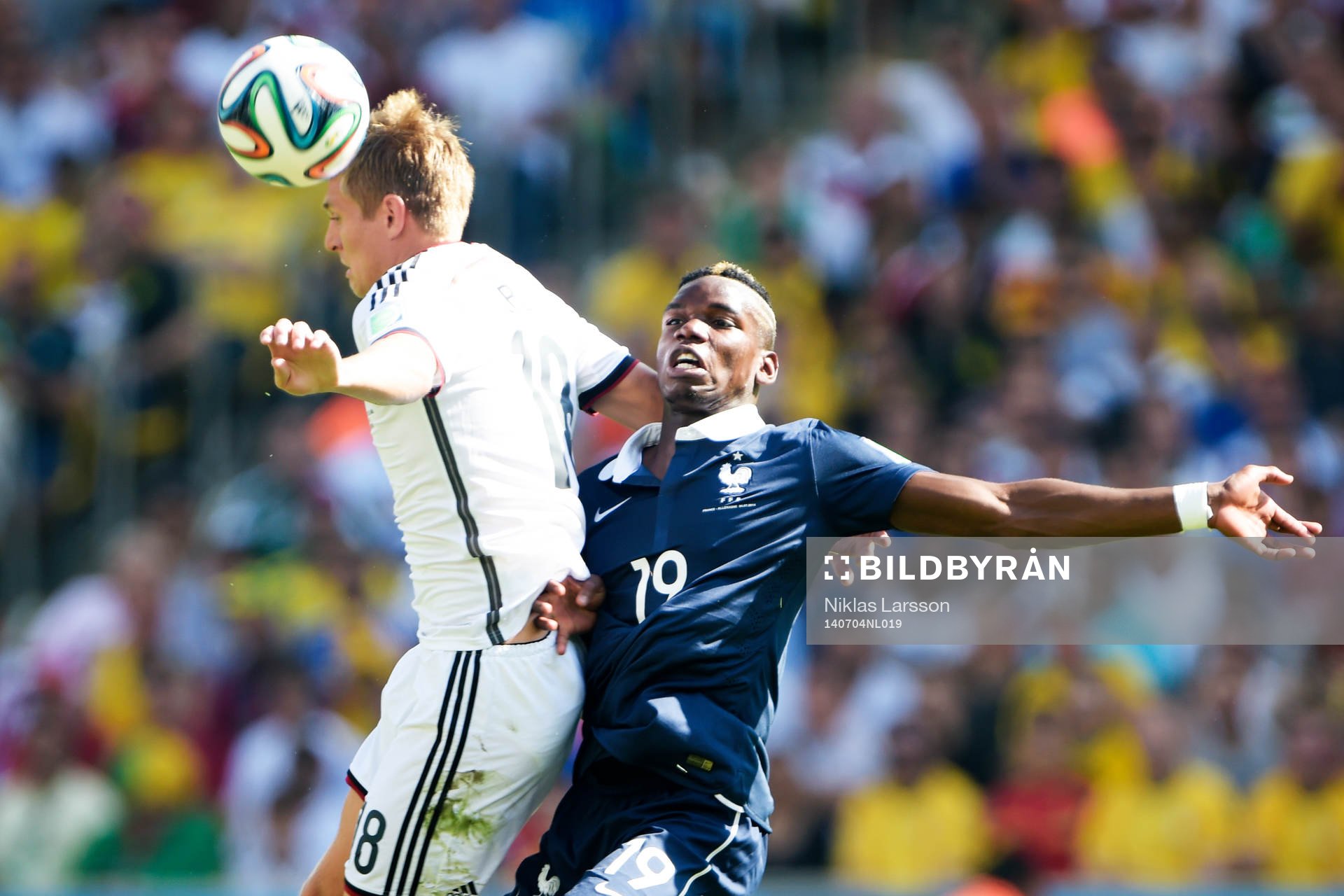 Tysklands Toni Kroos och Frankrikes Paul Pogba under kvartsfinalen mellan Tyskland och Frankrike under fotbolls-VM den 4 juli 2014 i Rio de Janeiro.