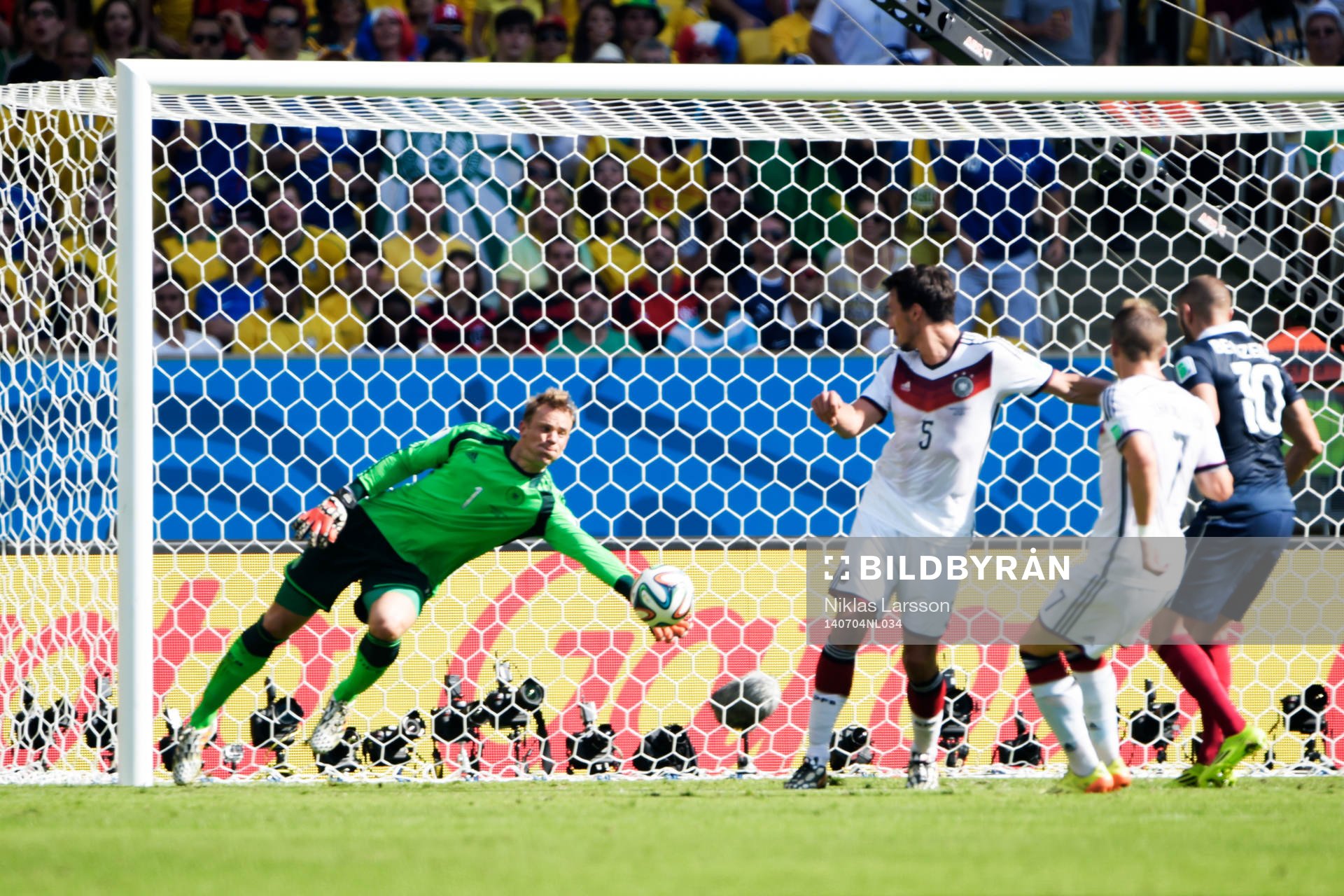Tysklands målvakt Manuel Neuer räddar