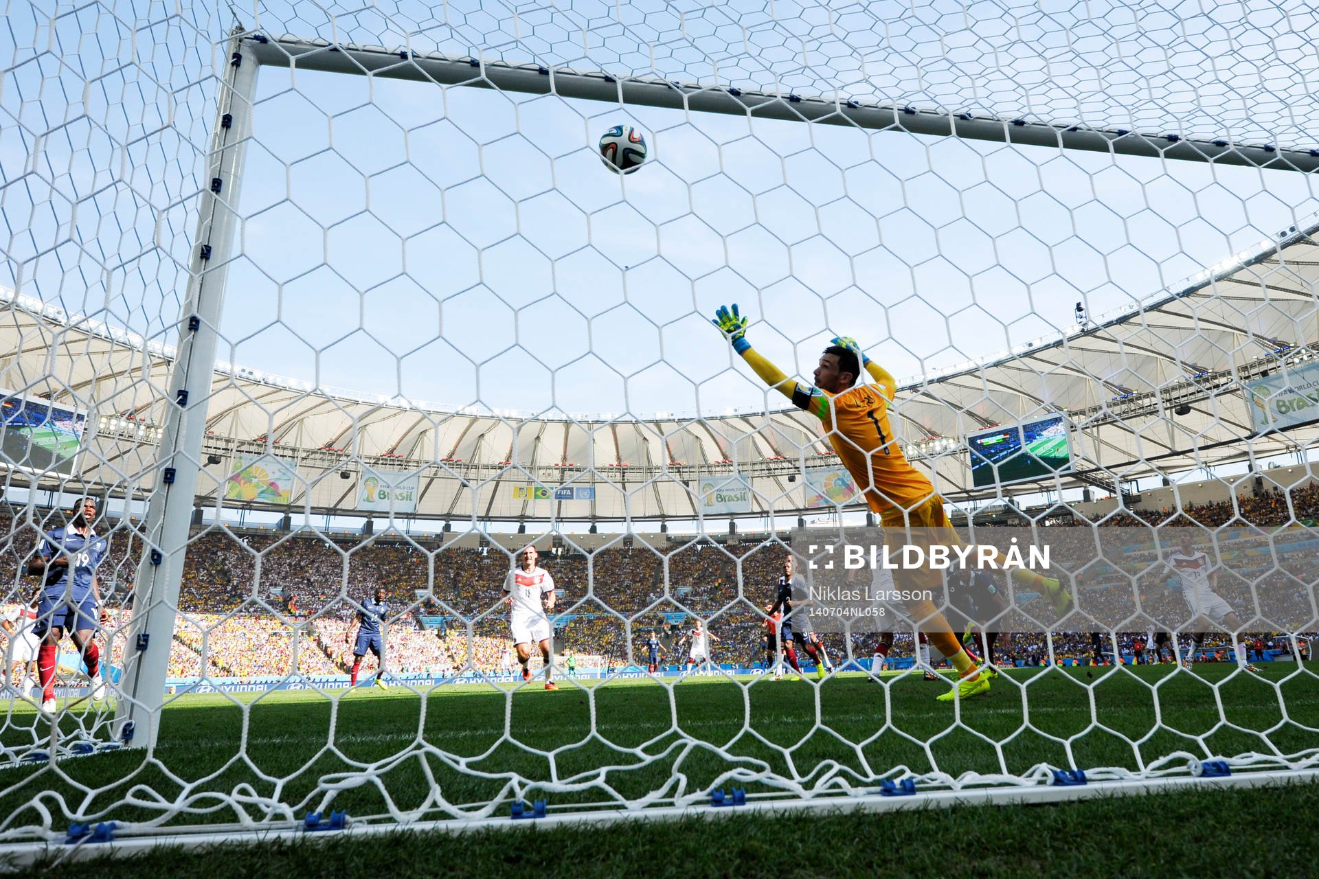 Tysklands Mats Hummels gör 1-0 bakom Frankrikes målvakt