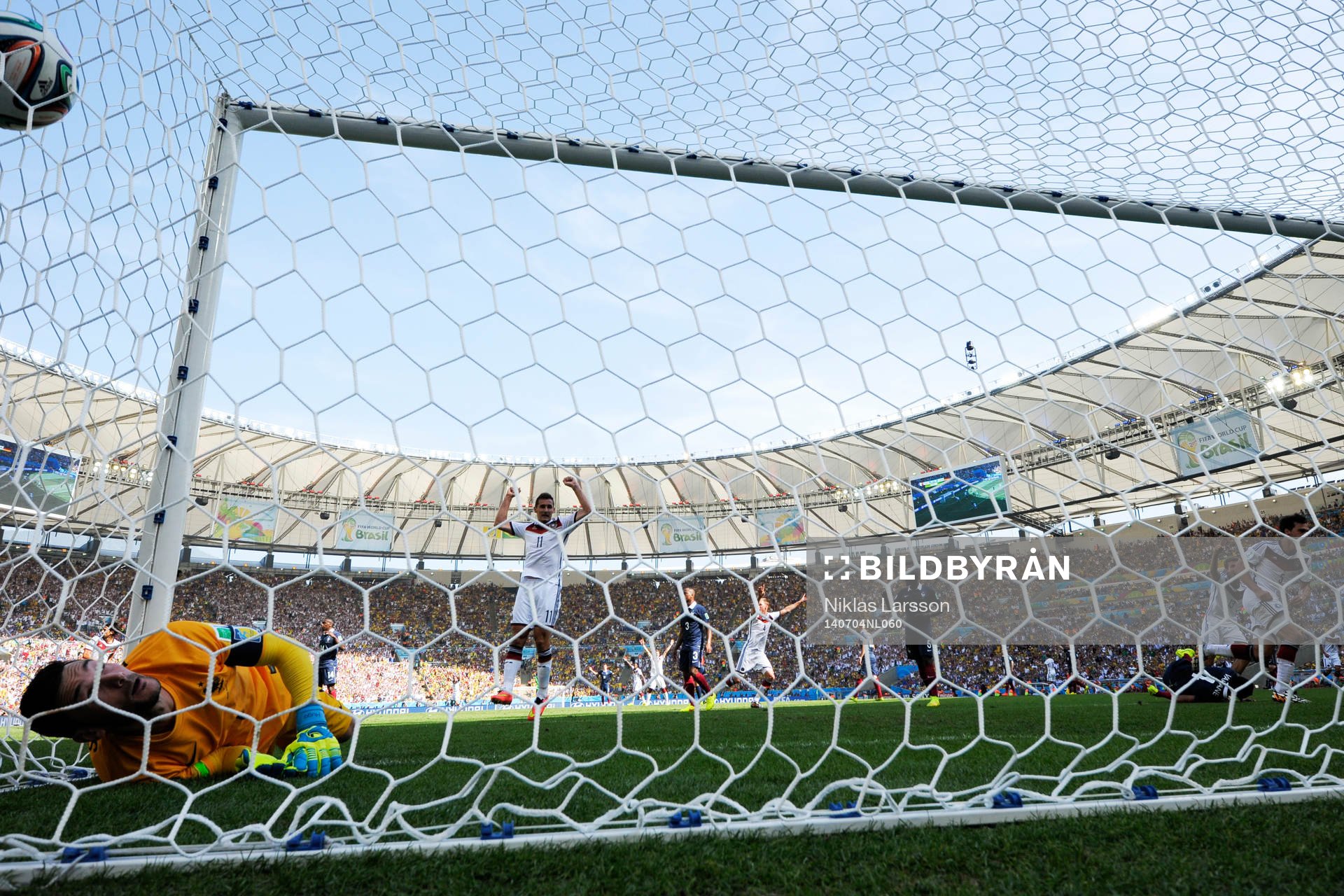 Tysklands Mats Hummels gör 1-0 bakom Frankrikes målvakt