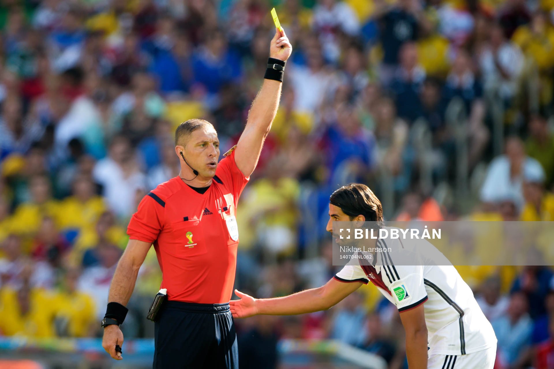 Tysklands Sami Khedira får gult kort under kvartsfinalen mellan Tyskland och Frankrike under fotbolls-VM den 4 juli 2014 i Rio de Janeiro.