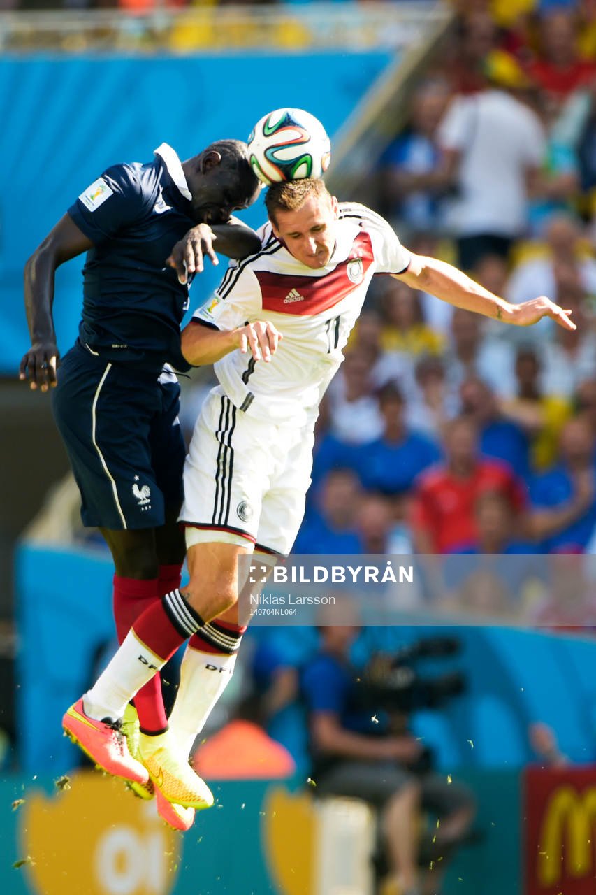 Frankrikes Mamadou Sakho och Tysklands Miroslav Klose