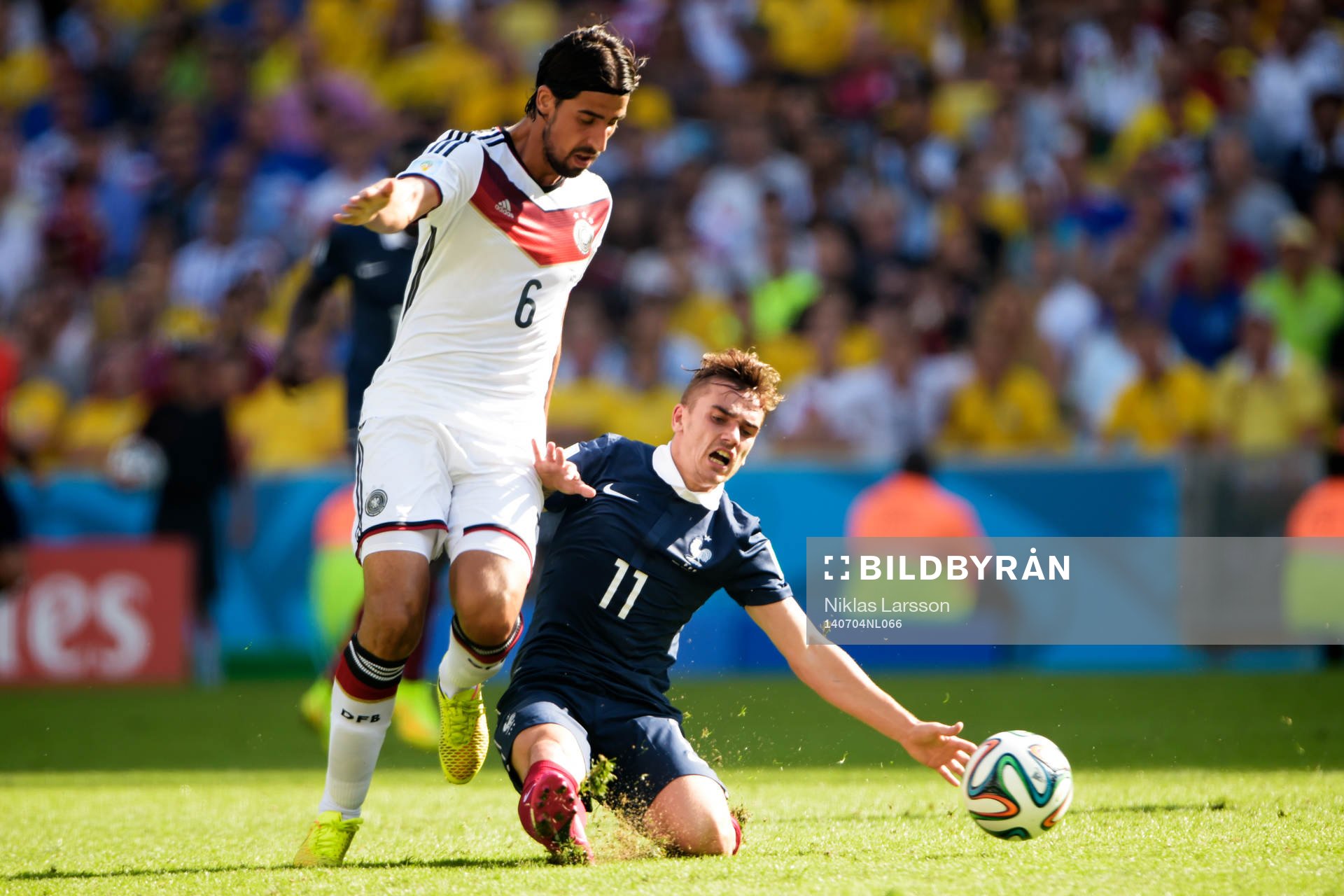 Frankrikes Antoine Griezmann och Tysklands Sami Khedira under kvartsfinalen mellan Tyskland och Frankrike under fotbolls-VM den 4 juli 2014 i Rio de Janeiro.