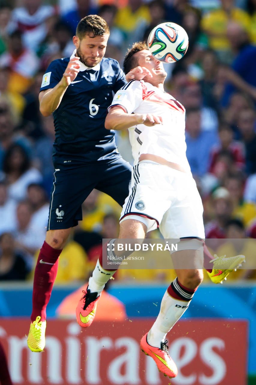 Frankrikes Yohan Cabaye och Tysklands Miroslav Klose