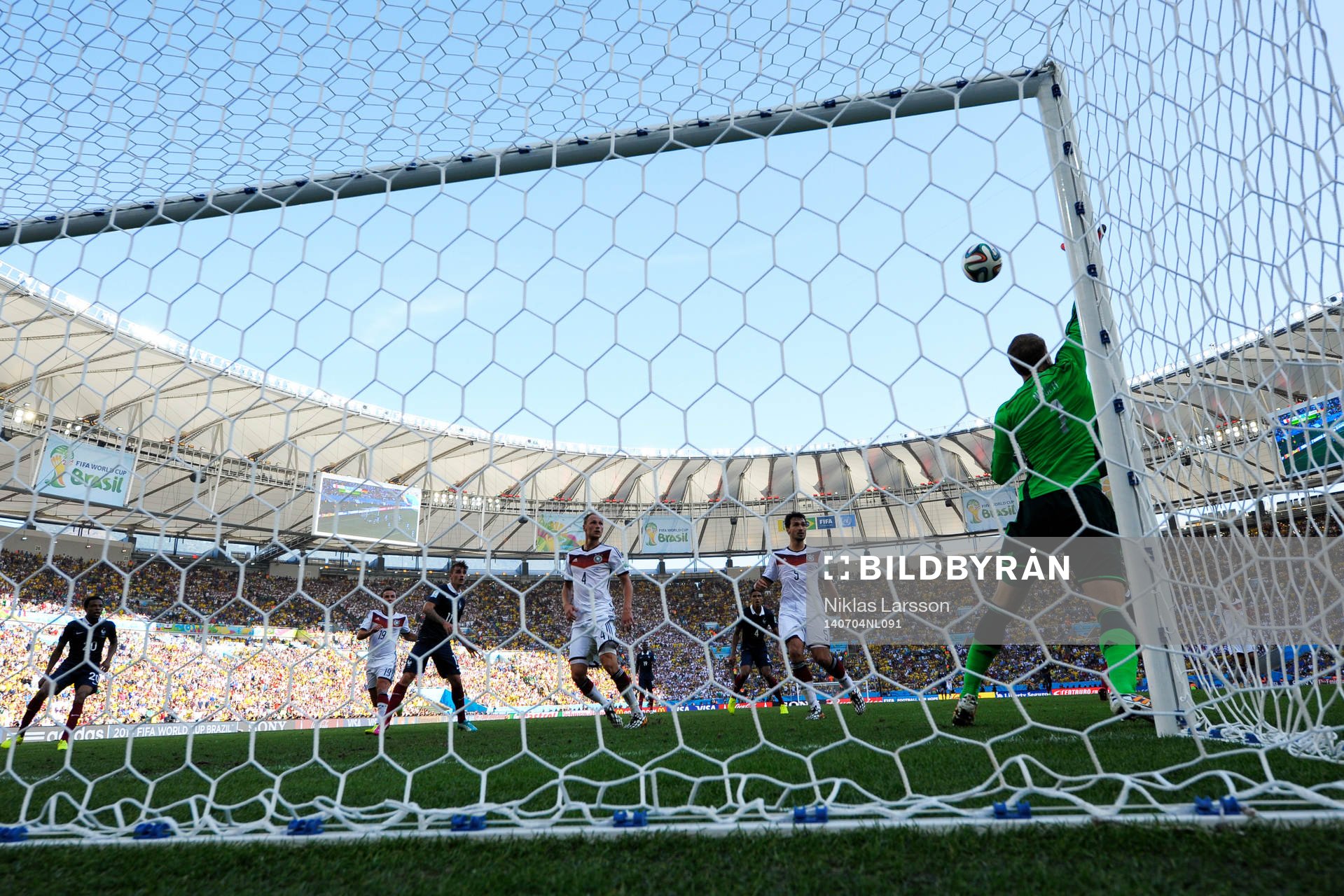 Tysklands målvakt Manuel Neuer räddar i slutsekunderna