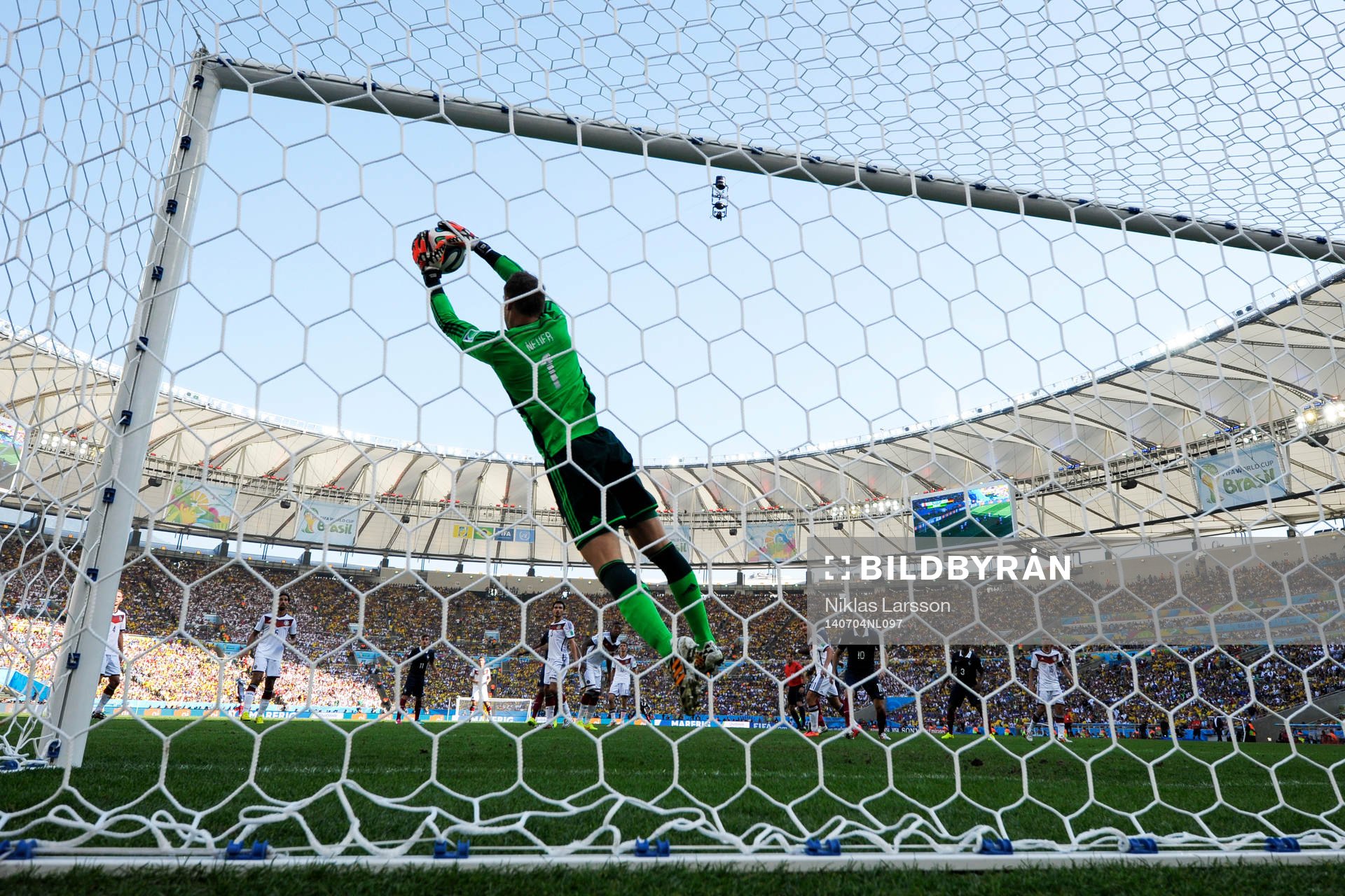 Tysklands målvakt Manuel Neuer räddar