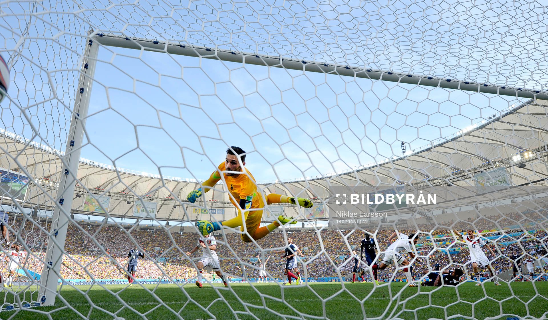 Frankrikes målvakt Hugo Lloris släpper in 1-0 målet av