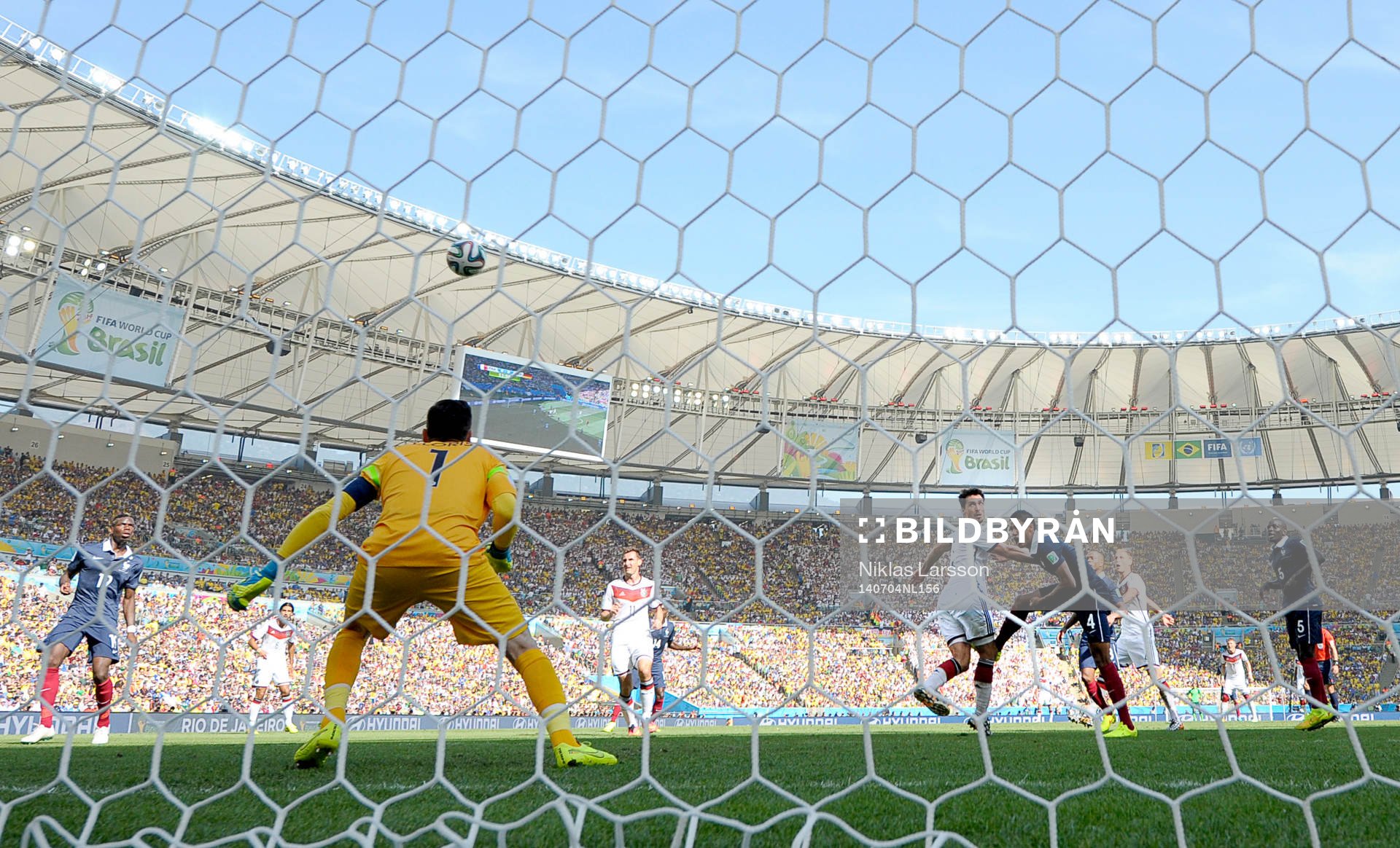 Tysklands Mats Hummels gör 1-0 bakom Frankrikes målvakt