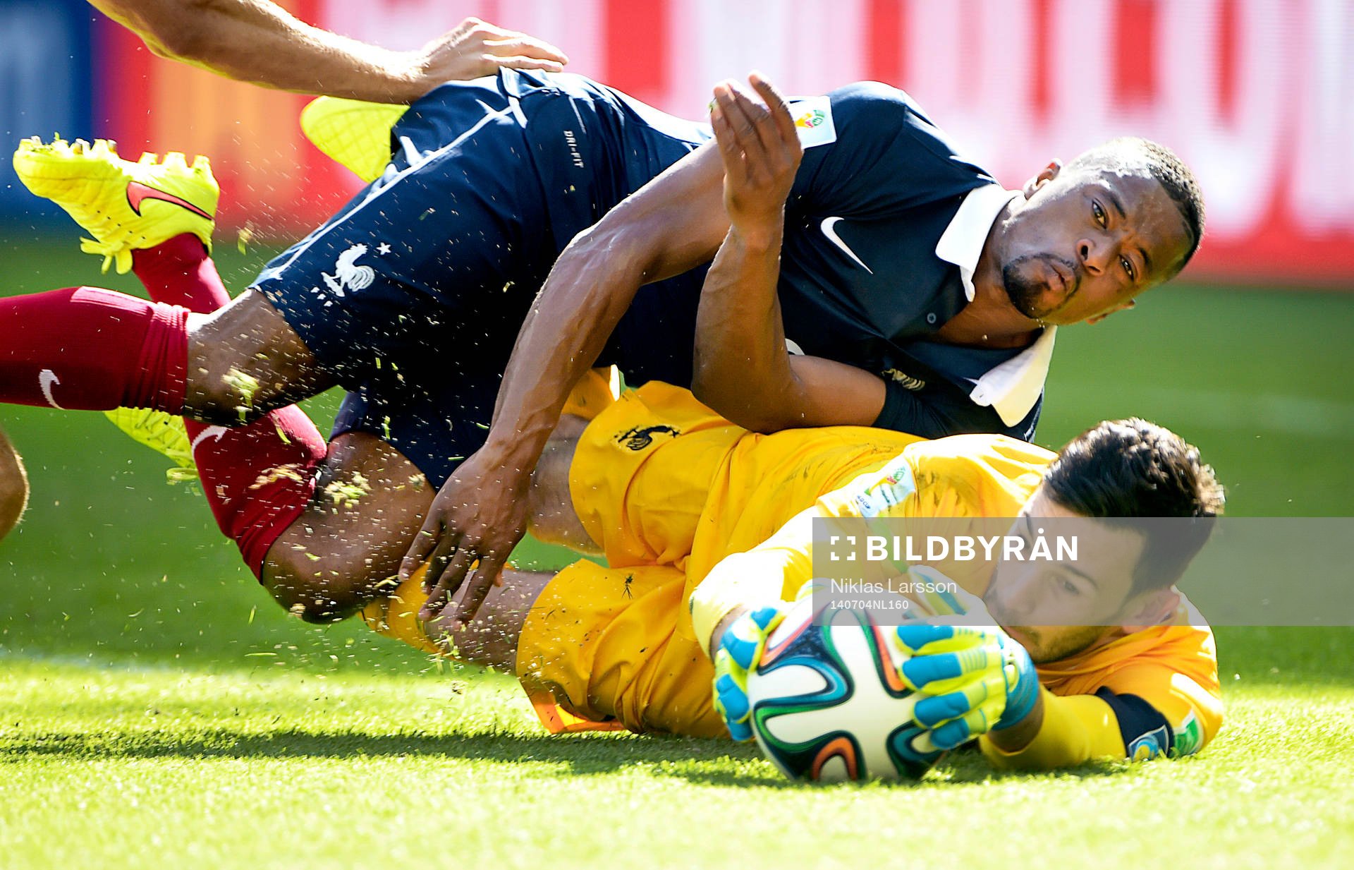 Frankrikes Patrice Evra och målvakt Hugo Lloris under kvartsfinalen mellan Tyskland och Frankrike under fotbolls-VM den 4 juli 2014 i Rio de Janeiro. 