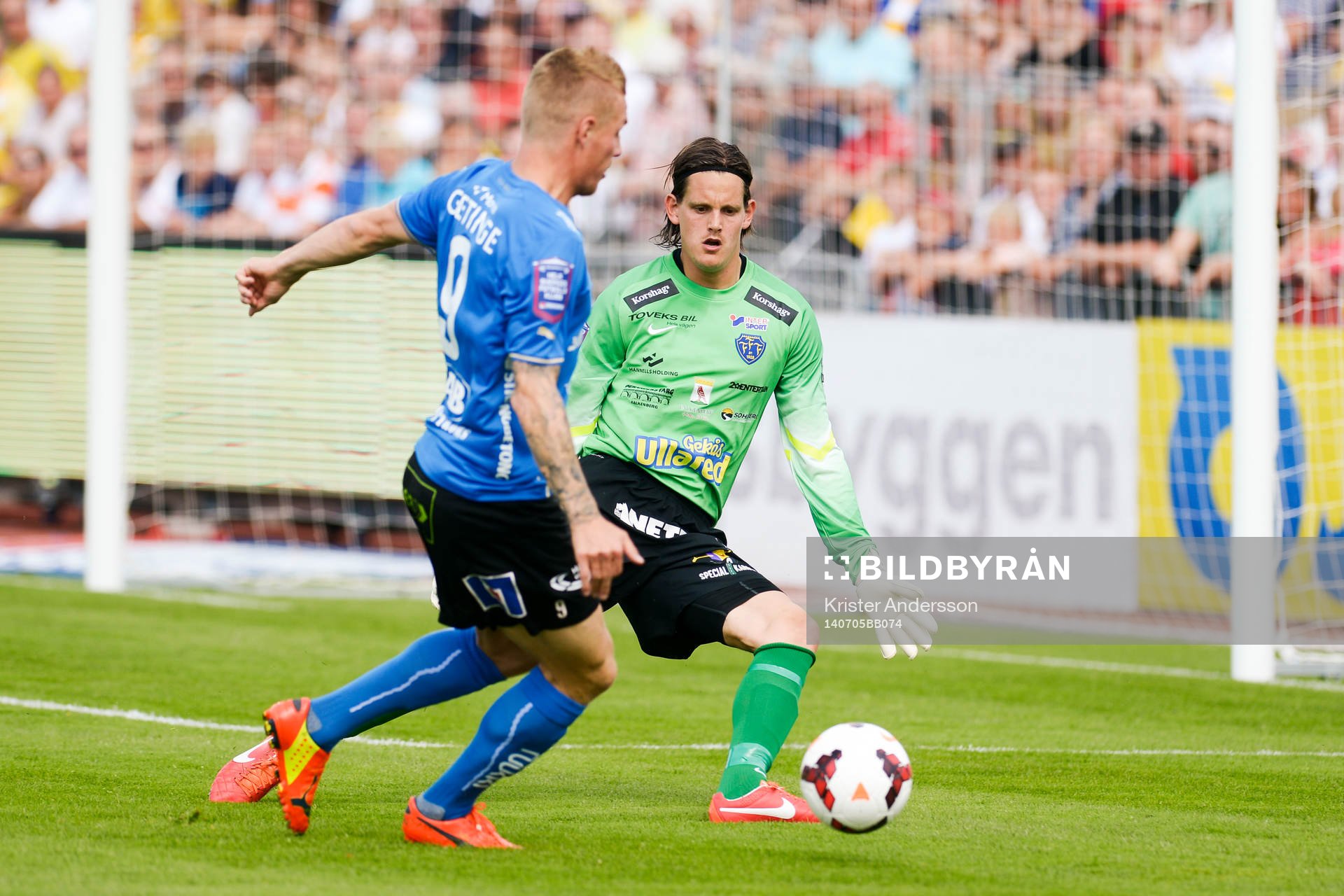 Halmstads Gudjón Baldvinsson och Falkenbergs målvakt Otto