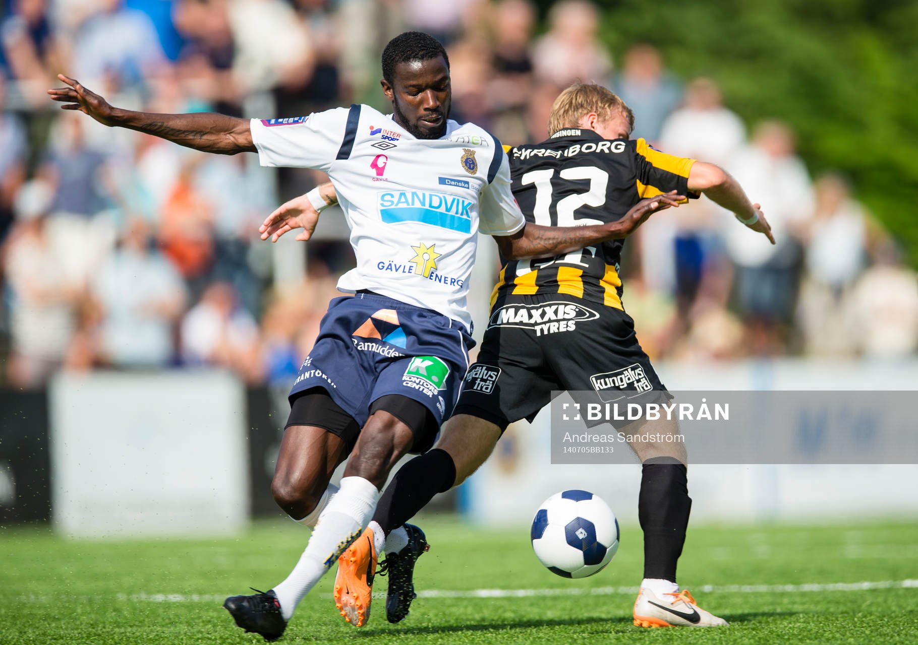 Gefles Dioh Williams i kamp om bollen med Häckens Oscar