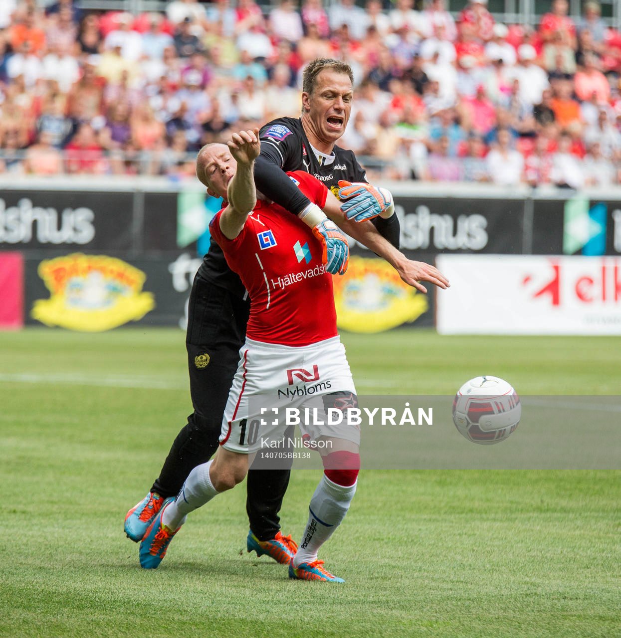Kalmars Tobias Eriksson och Mjällbys målvakt Mattias Asper