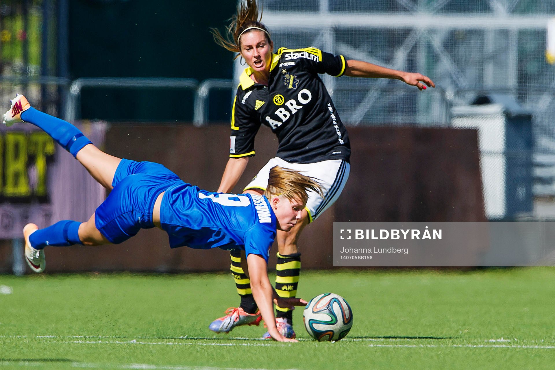 Eskilstunas Alexandra Asserstam i kamp medAIKs Madeleine Tegström under fotbollsmatchen i Damallsvenskan mellan AIK och Eskilstuna den 5 juli 2014 i Stockholm.