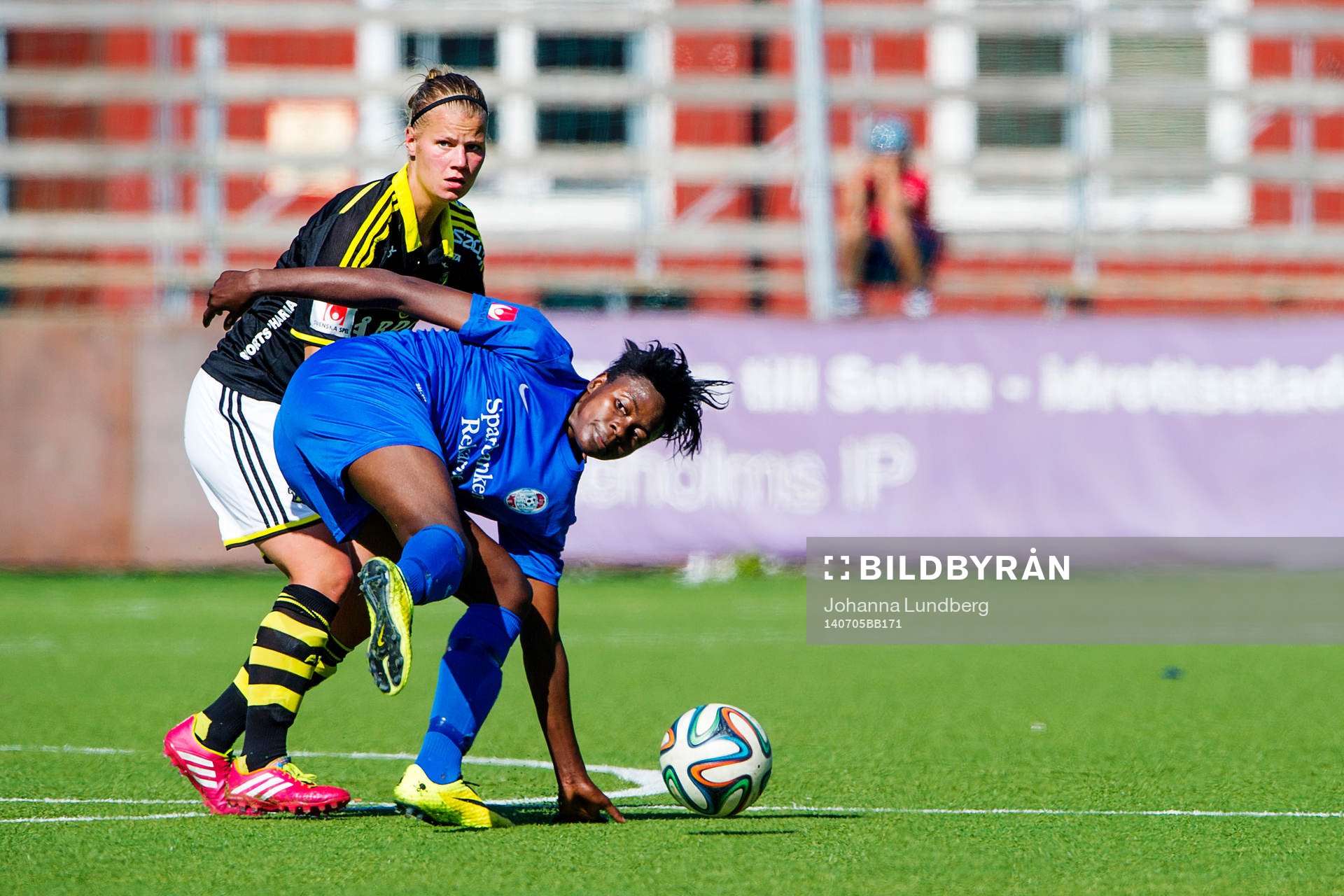 AIKs Maija Saari i en duell med Eskilstunas Gaelle