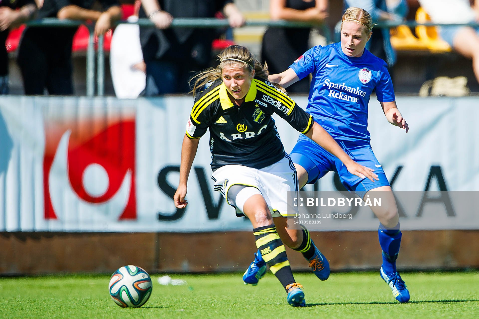 AIKs Filippa Angeldal i kamp med Eskilstunas Annica Svensson under fotbollsmatchen i Damallsvenskan mellan AIK och Eskilstuna den 5 juli 2014 i Stockholm.