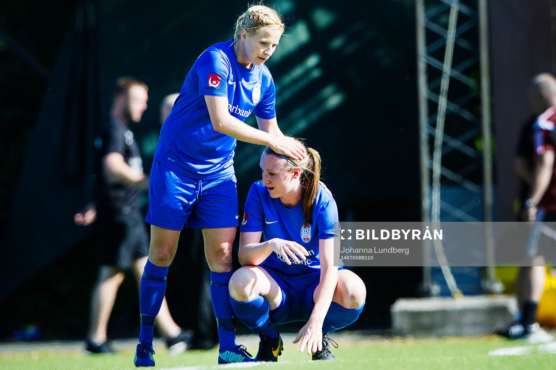 Eskilstunas Annica Svensson tröstar Louise Quinn som deppar