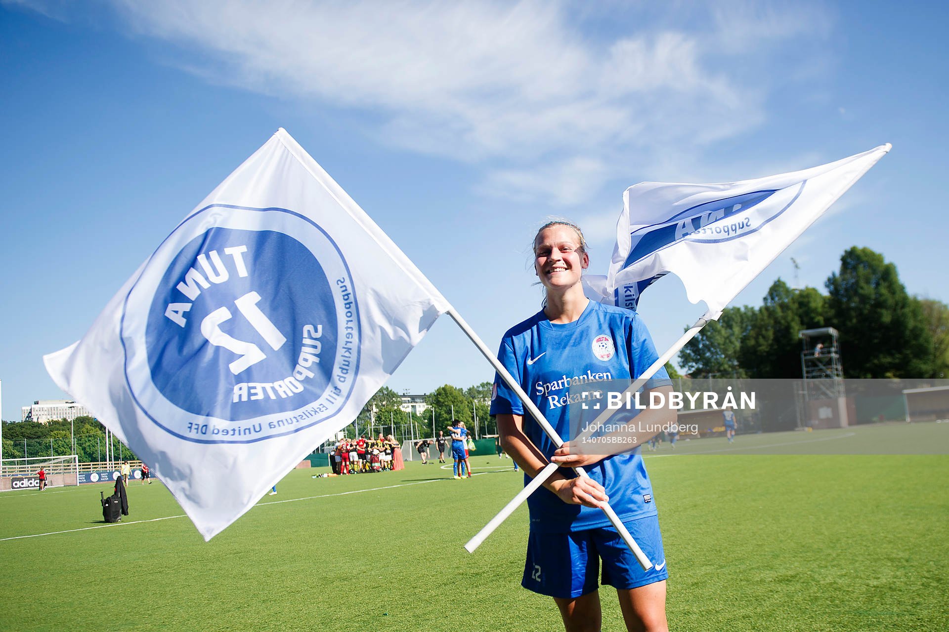 Eskilstunas Frida Svensson står med två Eskilstuna flaggor efter fotbollsmatchen i Damallsvenskan mellan AIK och Eskilstuna den 5 juli 2014 i Stockholm.