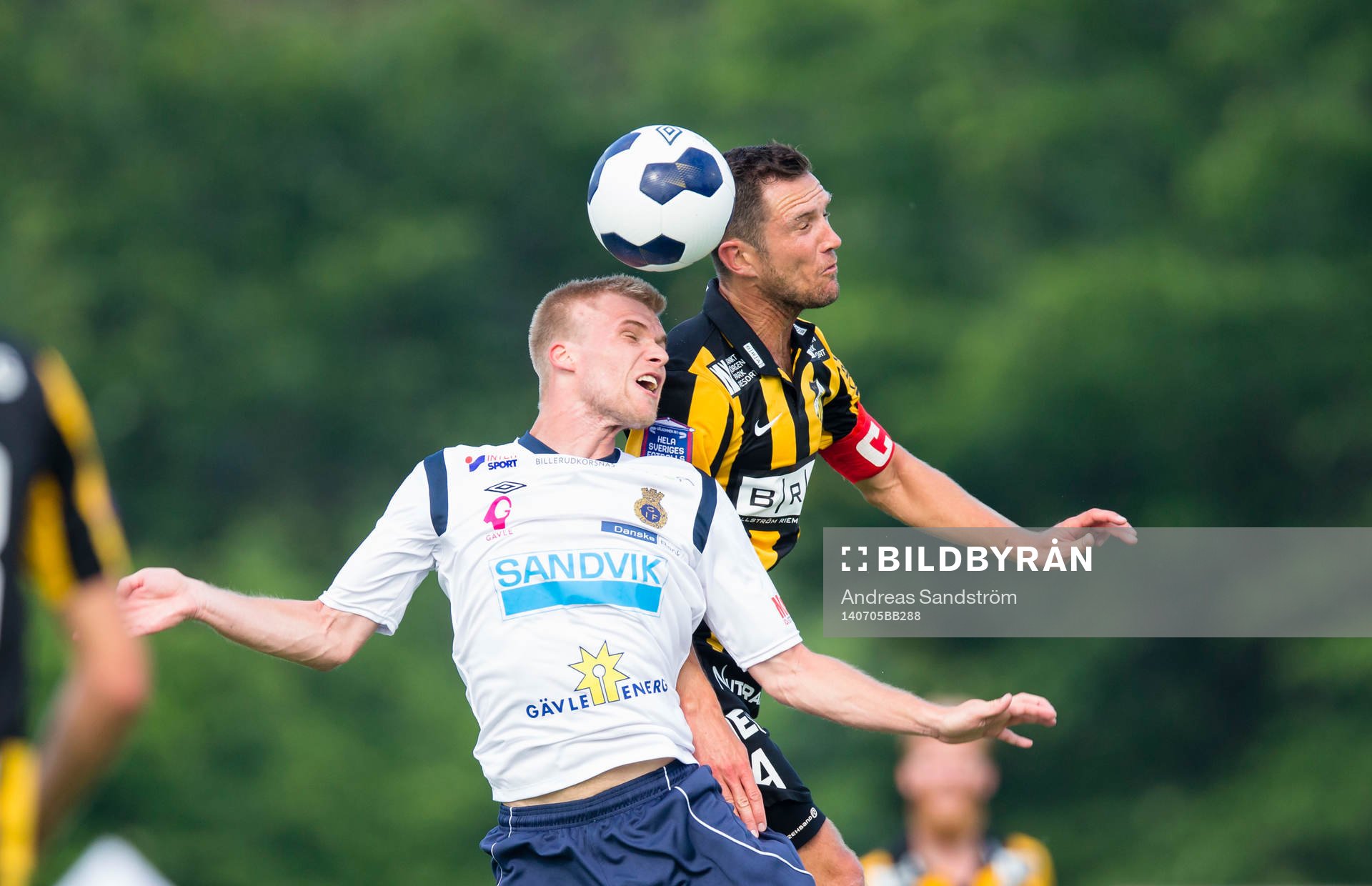 Häckens Martin Ericsson i kamp med Gefles Robin Nilsson under fotbollsmatchen i Allsvenskan mellan Gefle och Häcken den 5 Juli 2014 i Gävle.
