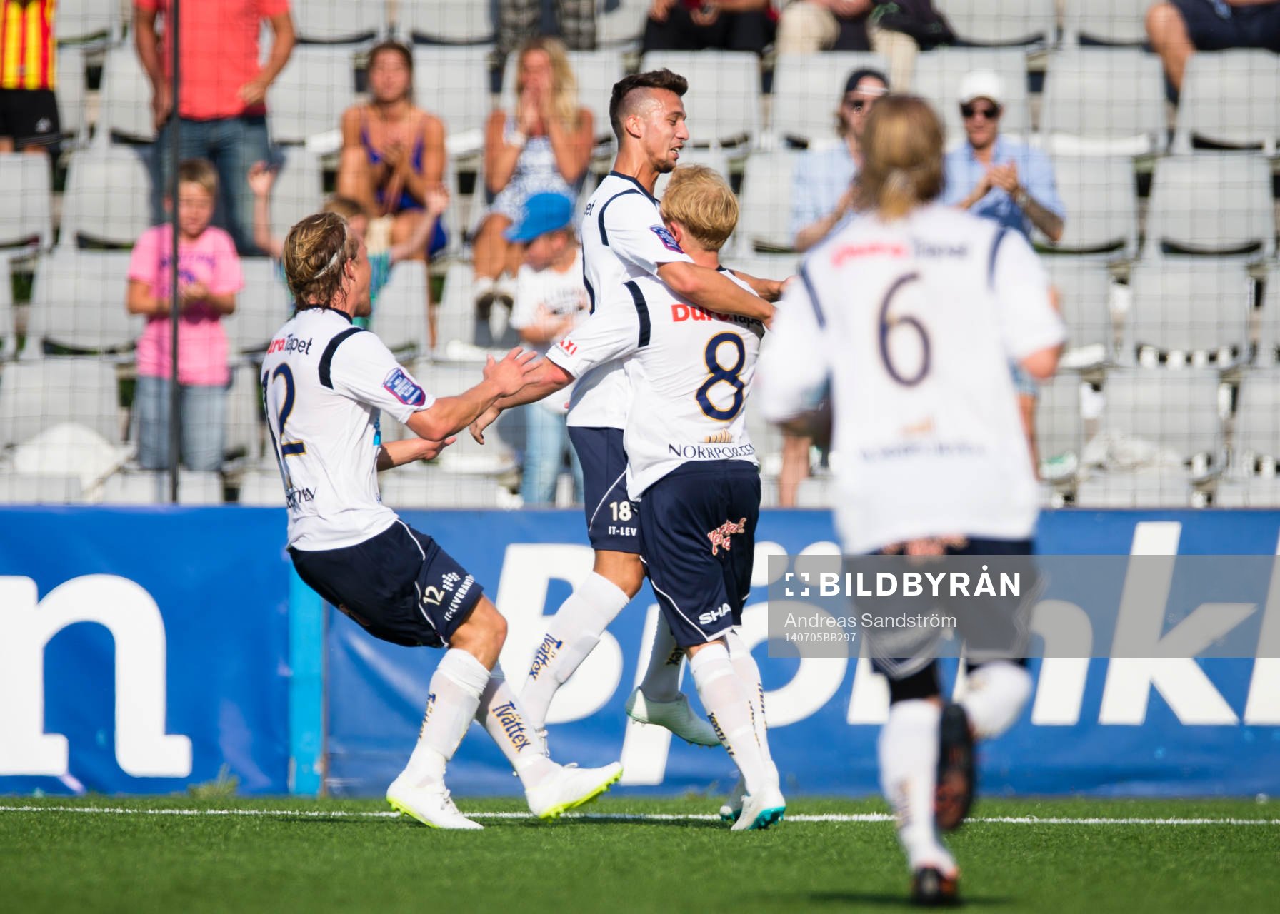 Gefles Simon Lundevall gör 0-1 på övertid omfamnas av