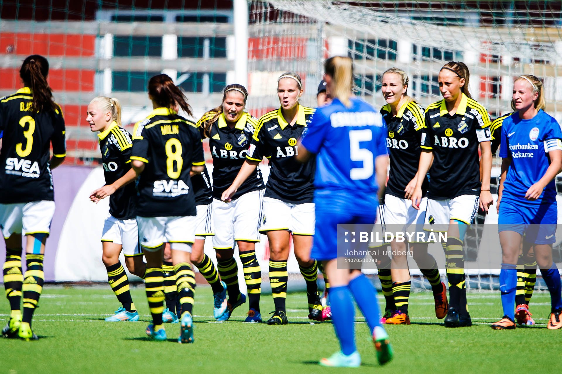  AIKs spelar jublar efter att Sara Storck gjort 1-0 under fotbollsmatchen i Damallsvenskan mellan AIK och Eskilstuna den 5 juli 2014 i Stockholm. 