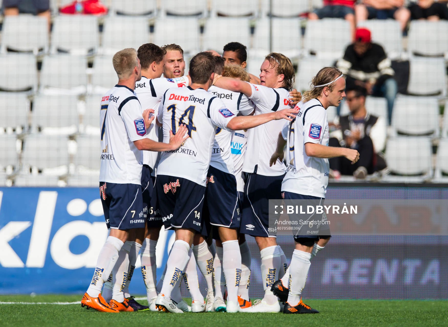Gefles Simon Lundevall gör 0-1 på övertid och gratuleras
