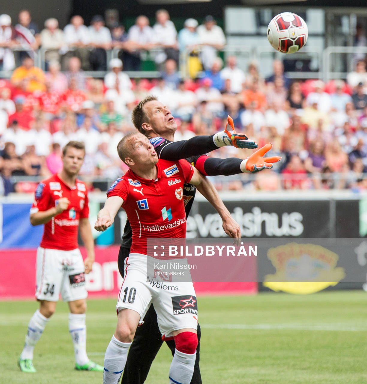Kalmars Tobias Eriksson och Mjällbys målvakt Mattias Asper